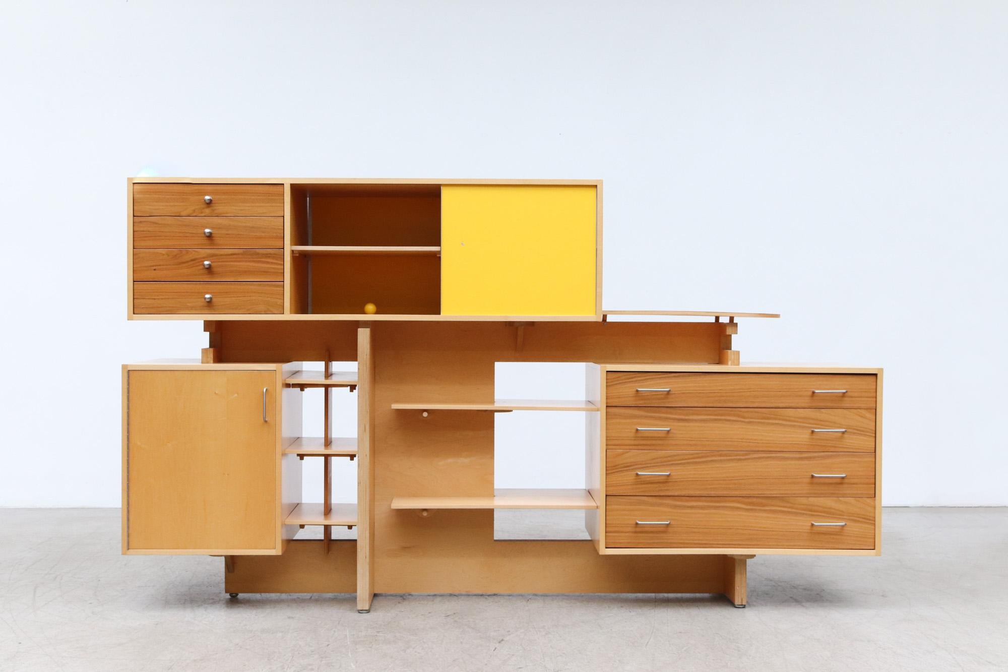 Séparation de pièce / bureau MacDougall des années 1970 en bouleau, noyer et formica jaune en vente 3