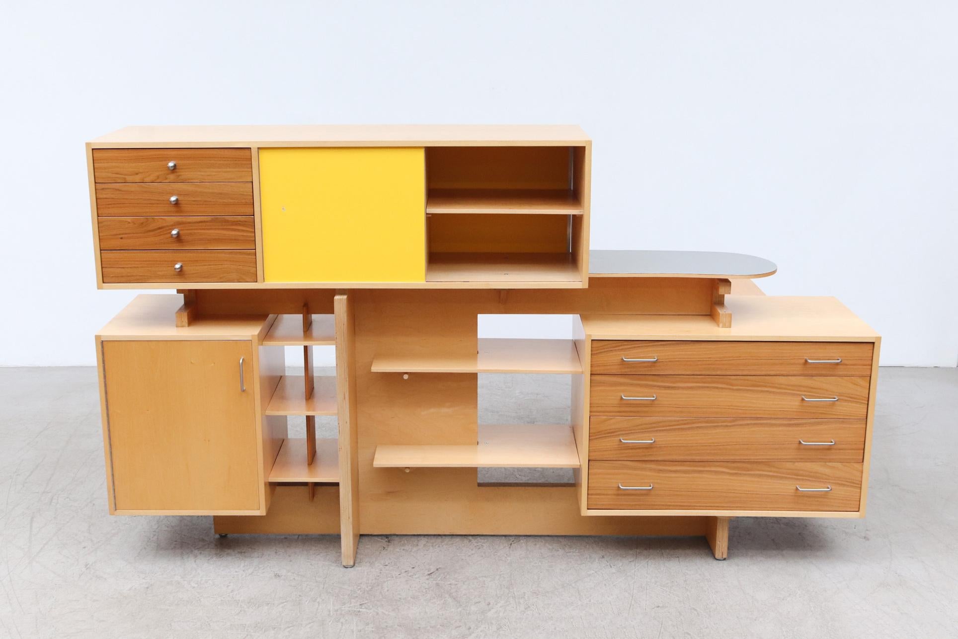 Séparation de pièce / bureau MacDougall des années 1970 en bouleau, noyer et formica jaune en vente 5