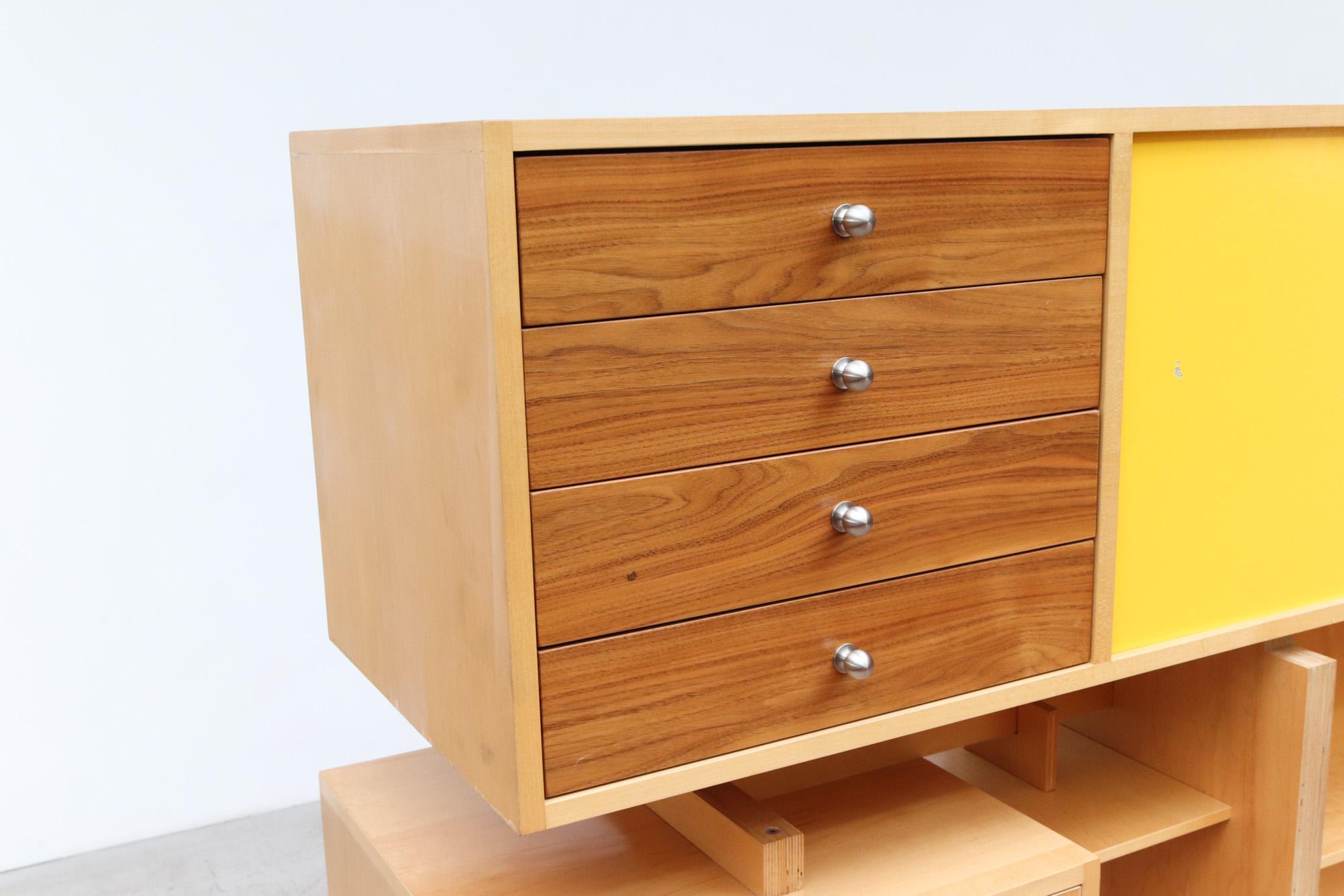 Séparation de pièce / bureau MacDougall des années 1970 en bouleau, noyer et formica jaune en vente 6