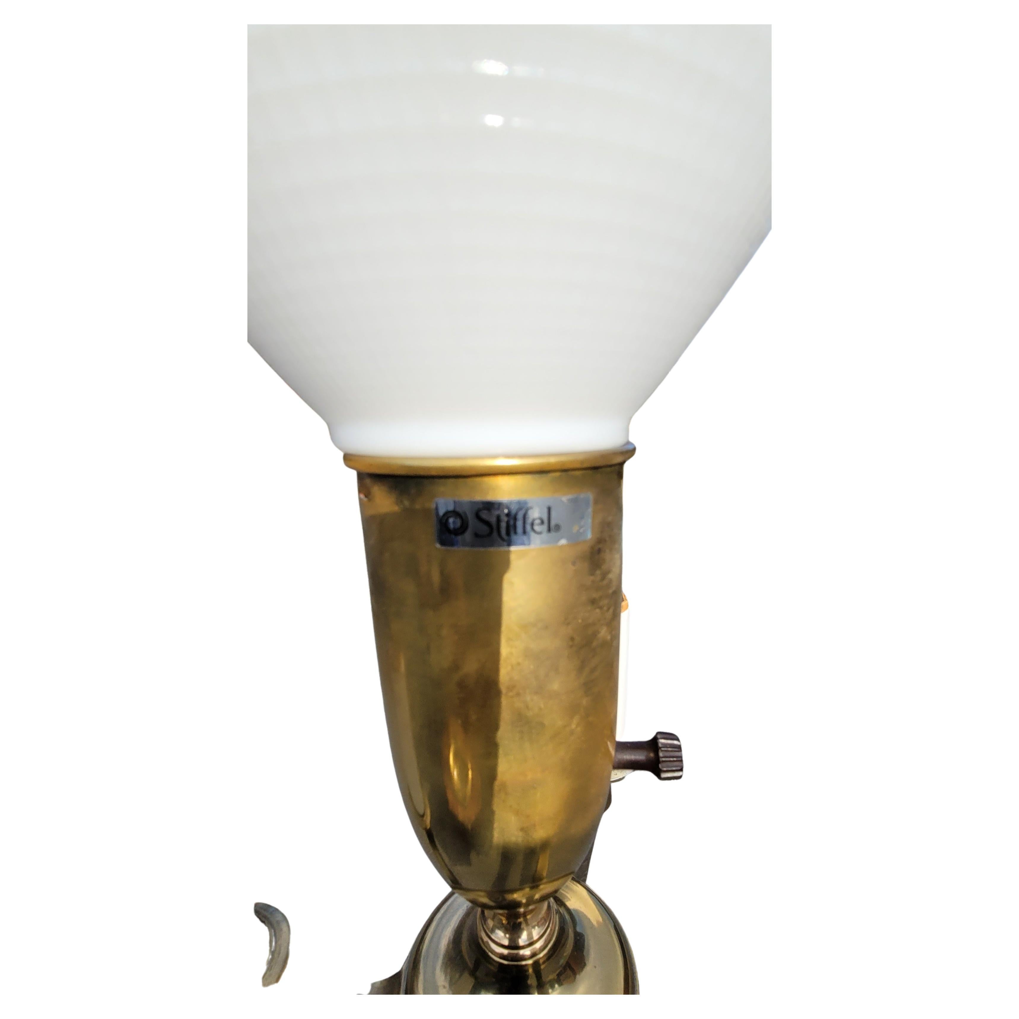 Stehlampe Stiffel, 4-Licht-Torchiere aus Messing mit Milchglasschirm, 1970er Jahre (Metallarbeit) im Angebot