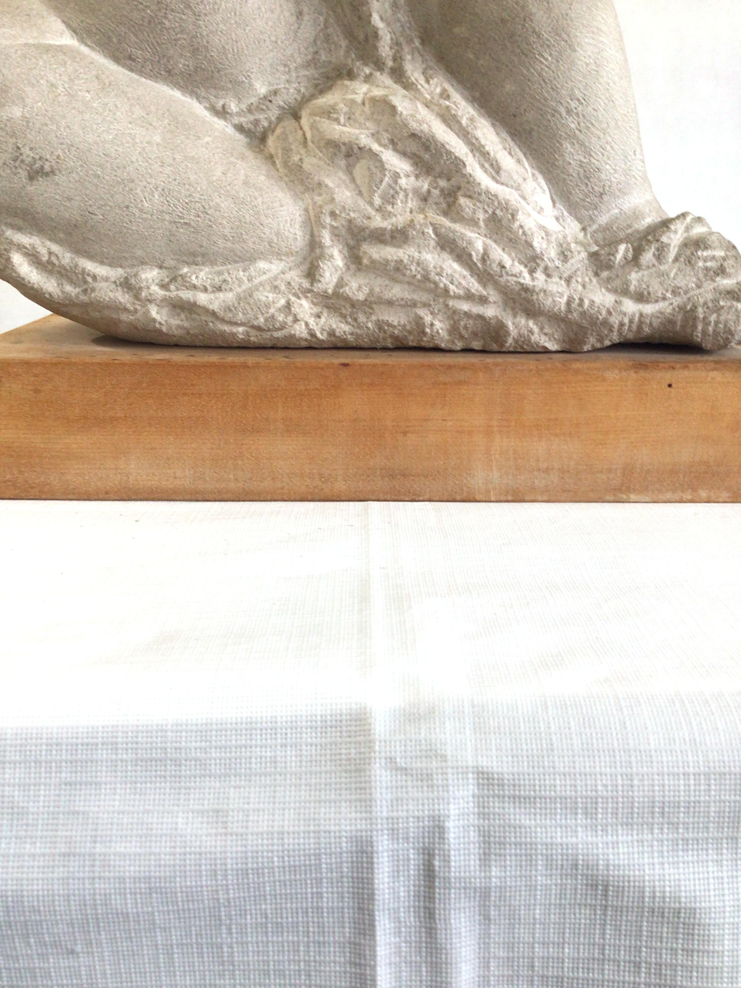Escultura de piedra de los años 70 de una mujer voluptuosa sobre una base de madera en venta 6