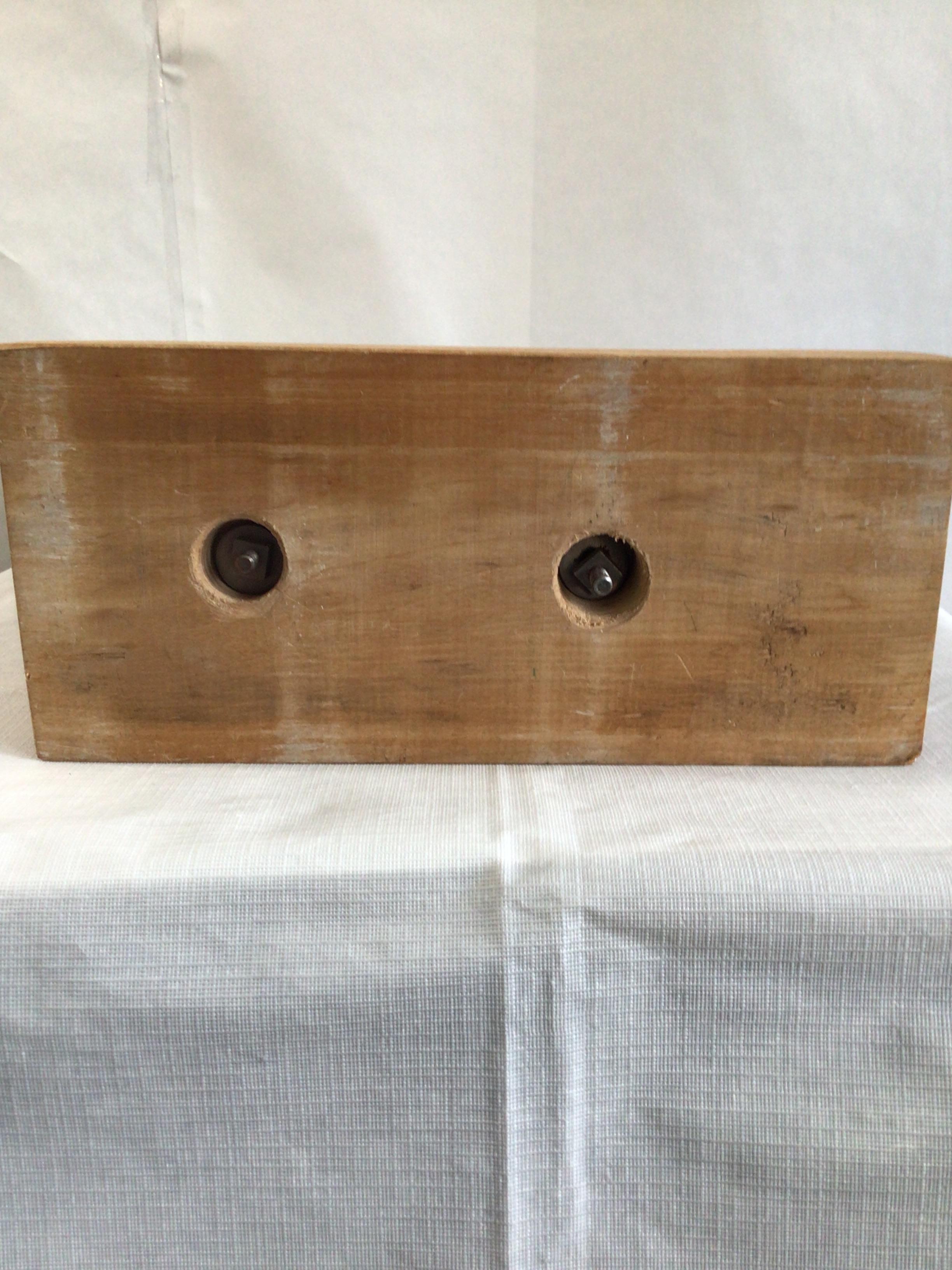 Escultura de piedra de los años 70 de una mujer voluptuosa sobre una base de madera en venta 7
