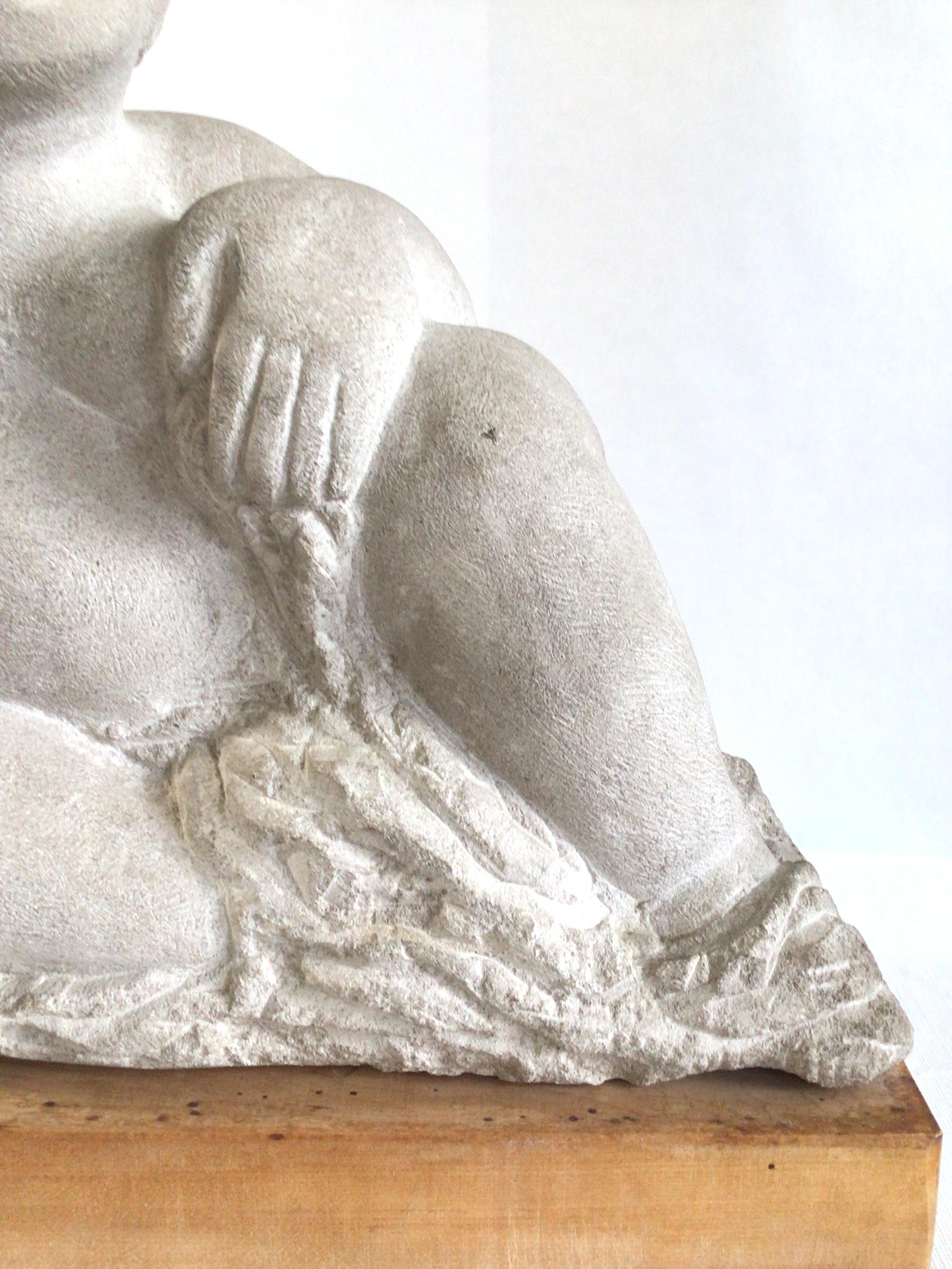 Escultura de piedra de los años 70 de una mujer voluptuosa sobre una base de madera en venta 1