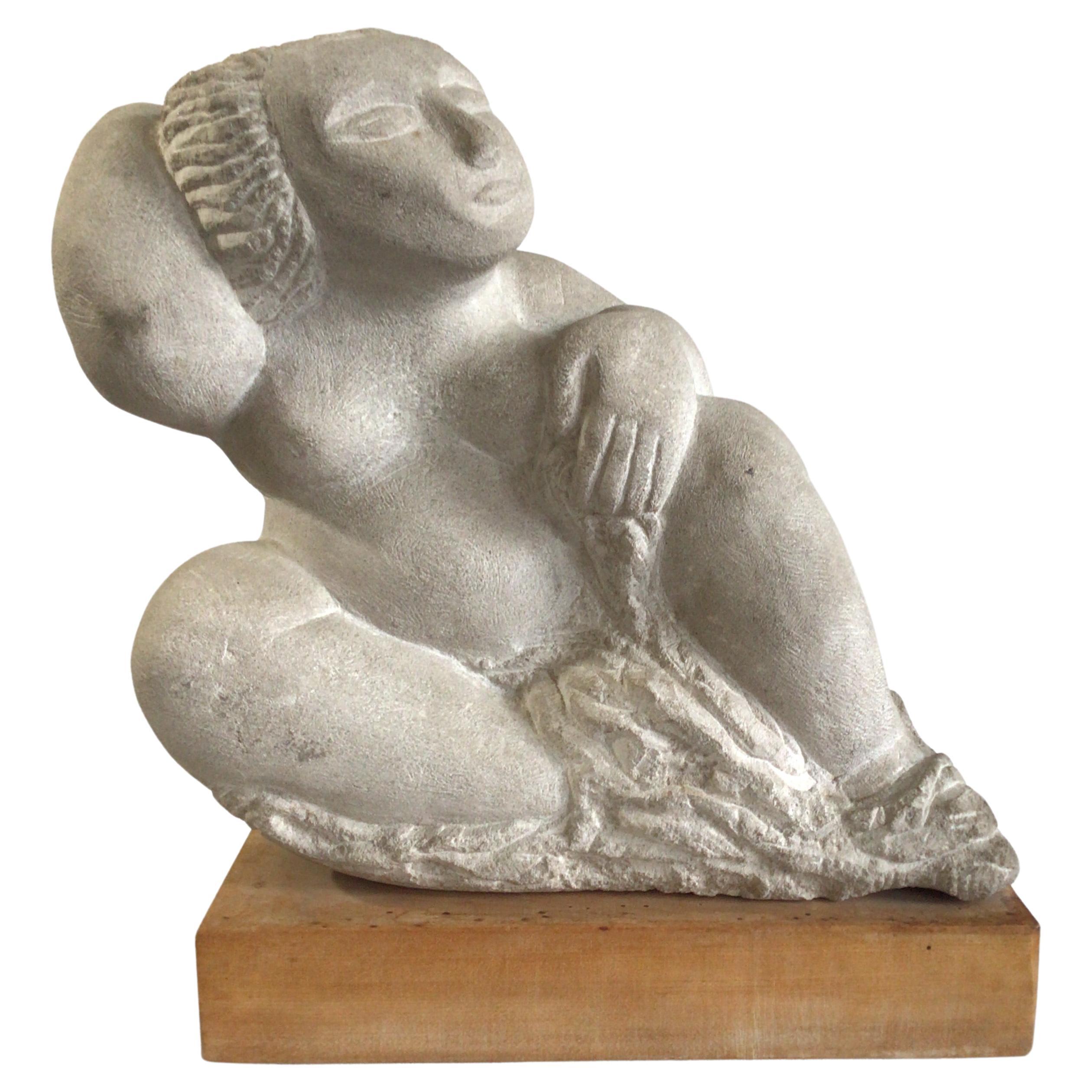 Stein-Skulptur einer üppigen Frau aus den 1970er Jahren auf einem Holzsockel