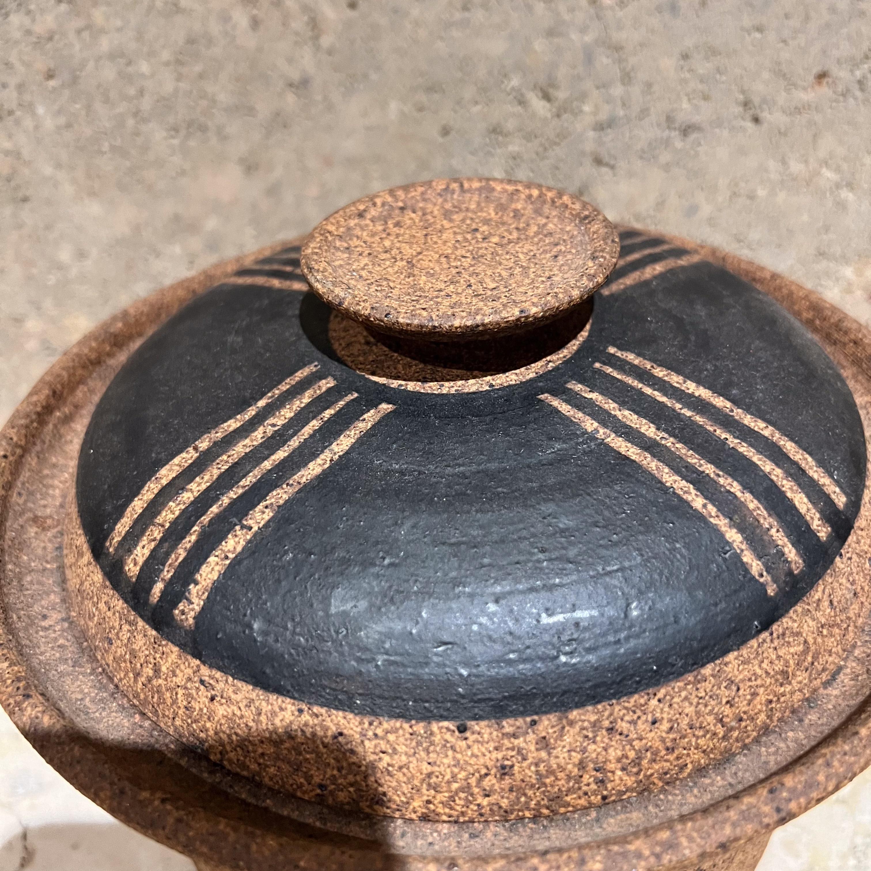 1970 Modernist Stoneware Art Pottery Casserole Poterie en vente 4