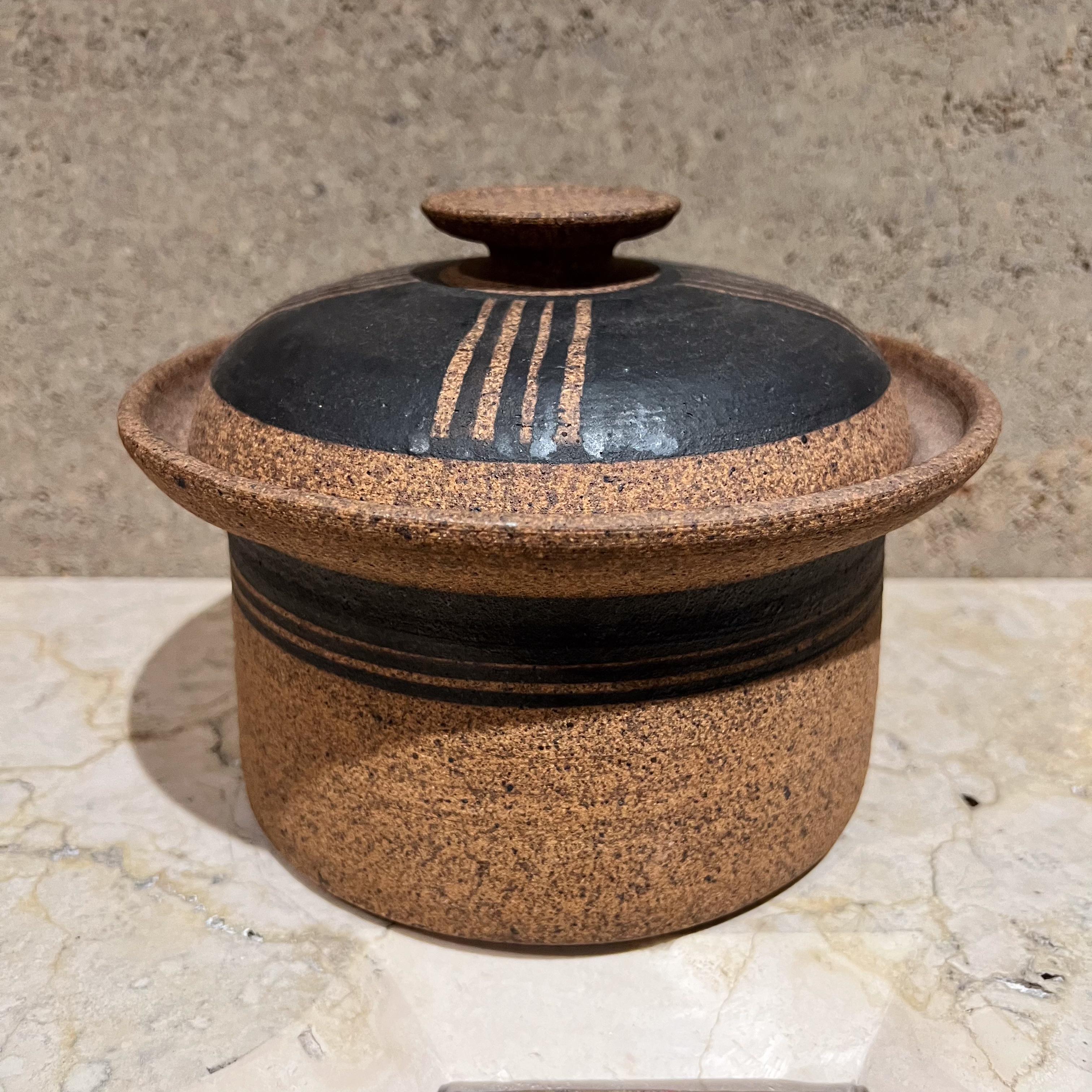 1970 Stoneware Art Pottery Casserole à couvercle
dans le style de Robert Maxwell
Non marqué
6,25 h x 8,25 p
Vintage By
Voir toutes les images