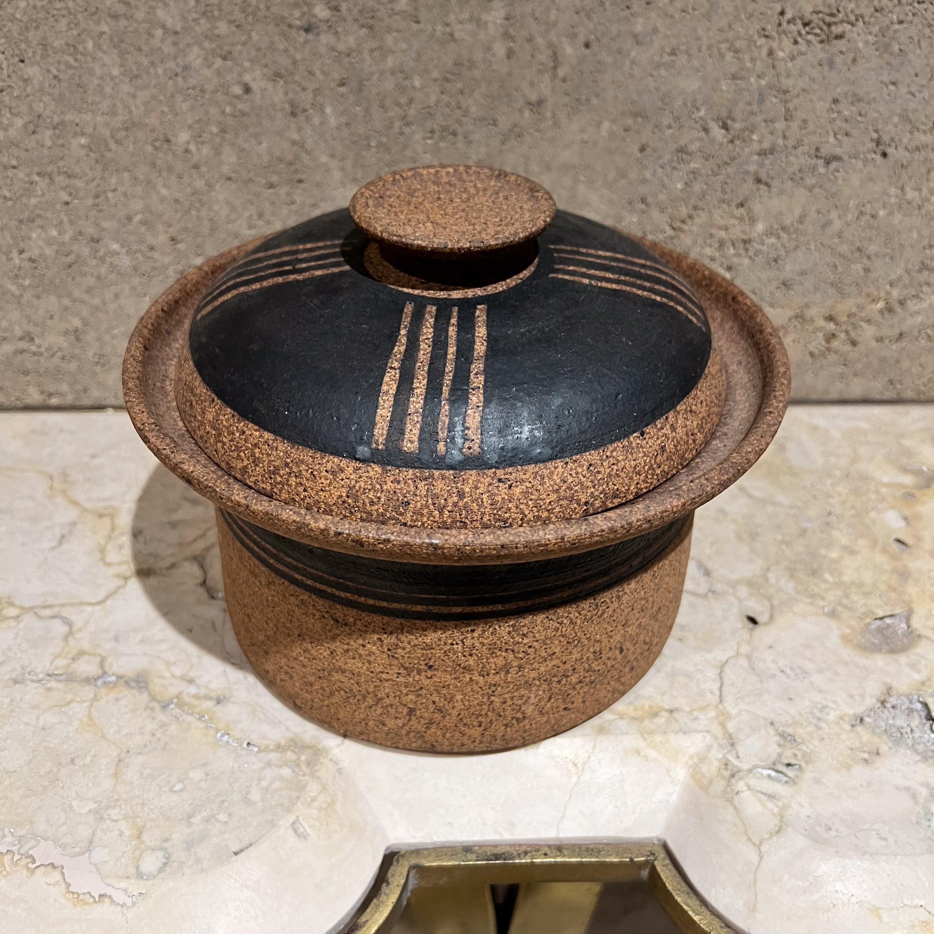 Mid-Century Modern 1970 Modernist Stoneware Art Pottery Casserole Poterie en vente