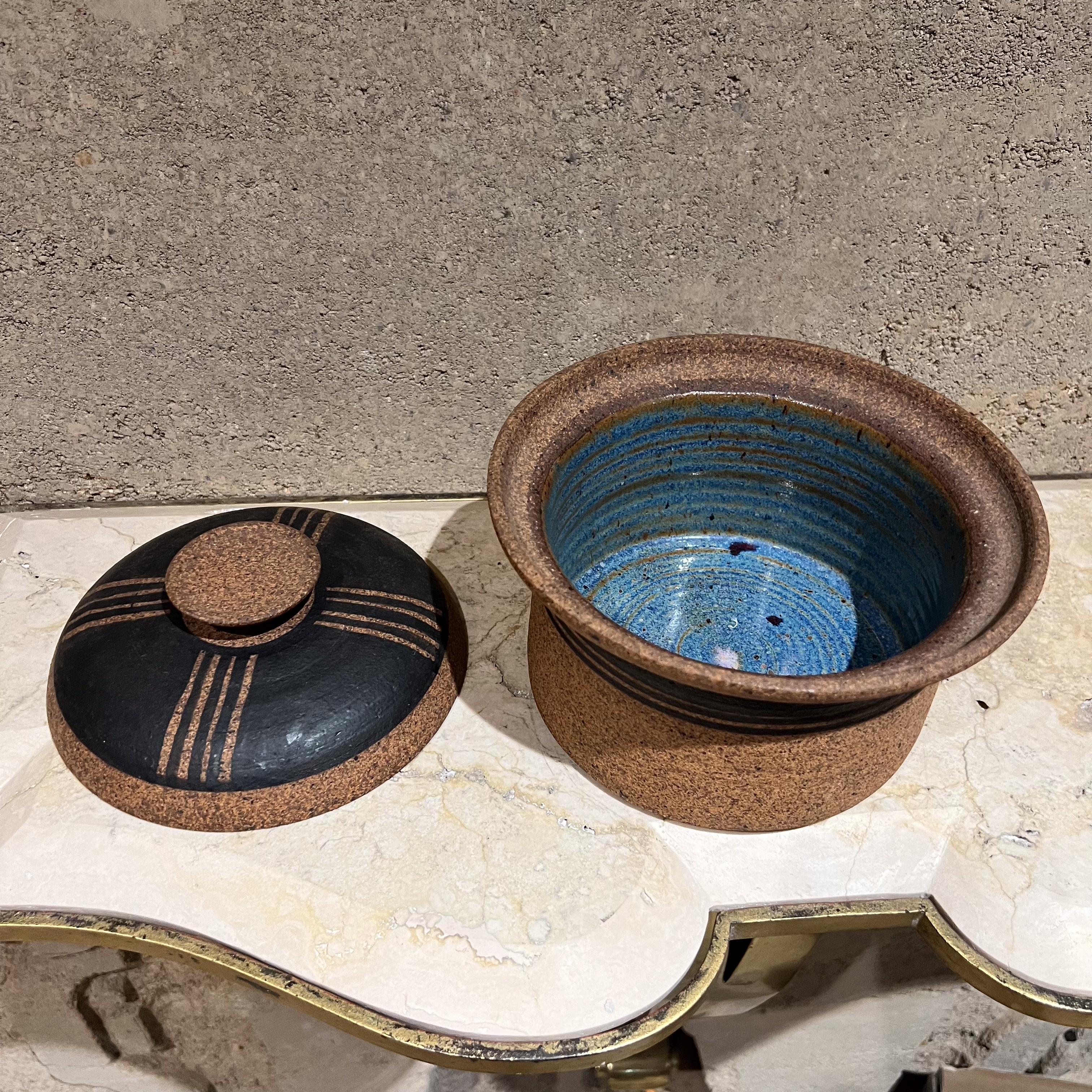 1970 Modernist Stoneware Art Pottery Casserole Poterie Bon état - En vente à Chula Vista, CA