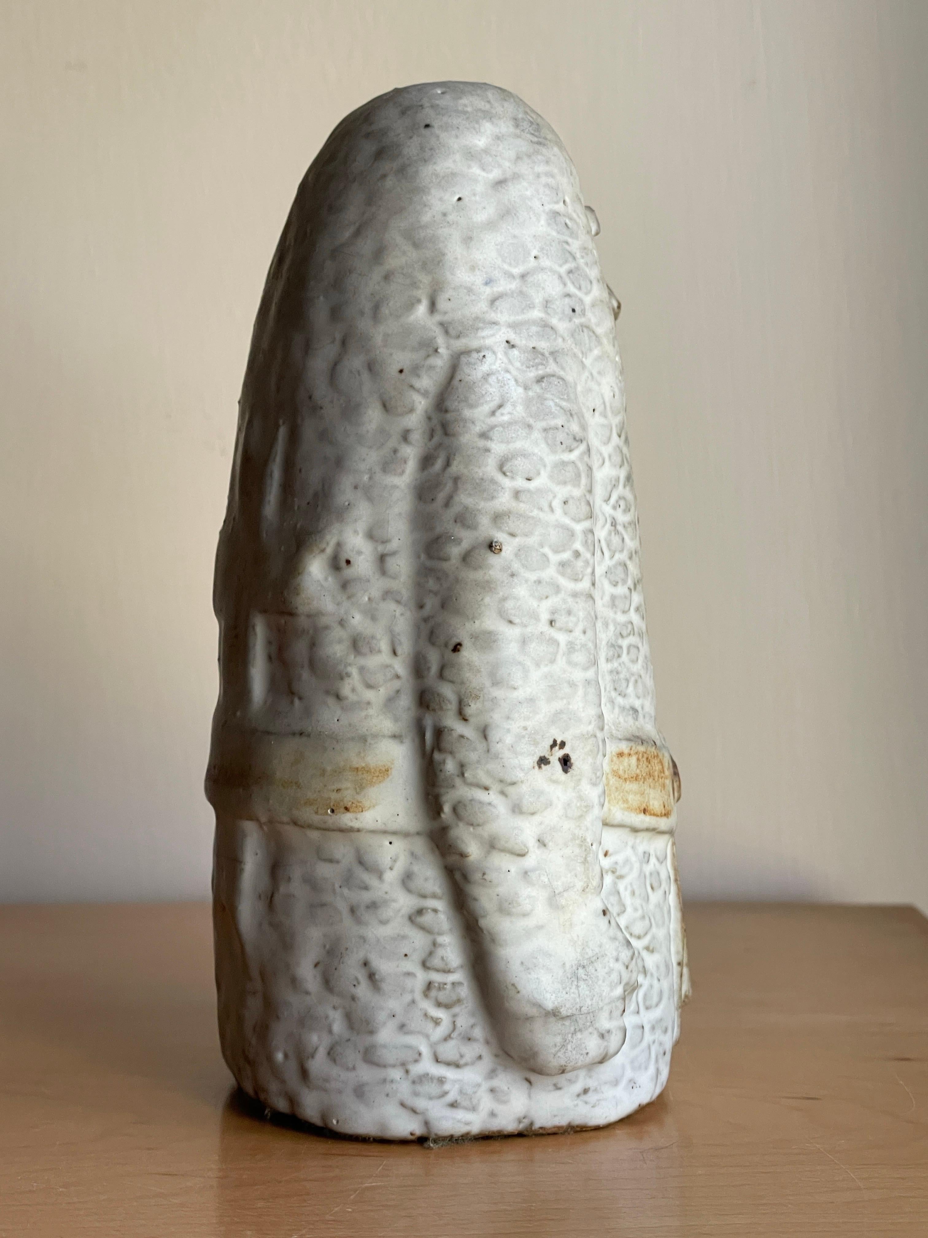 Splendida figura robusta di cavaliere medievale in piena regalia, scolpita e smaltata in gres. Forse King Arthur, ma assomiglia anche al pezzo degli scacchi Berserker del set Isle of You, senza lo scudo.   Nessuna scheggiatura e nessuna crepa.