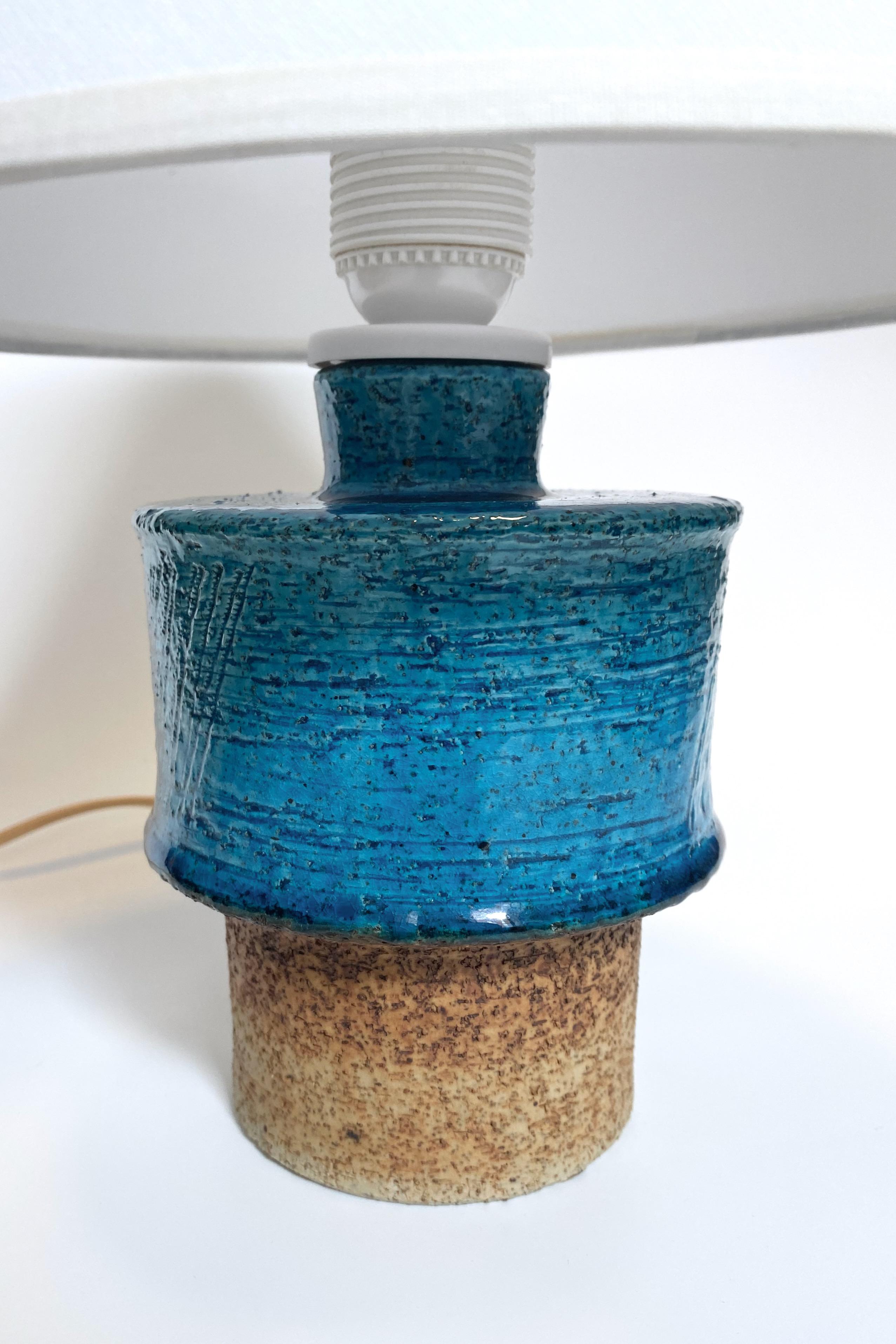 Lámpara de sobremesa de gres rústico de la diseñadora sueca de cerámica Inger Persson. Fabricado por la fábrica de cerámica sueca Rörstrand en los años 70 con la firma del diseñador debajo. Preciosos colores de turquesa y piedra y en muy buen