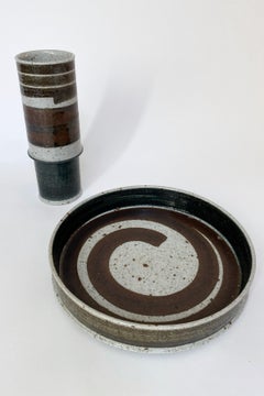 Steingutvase und großer Teller von Inger Person aus den 1970er Jahren
