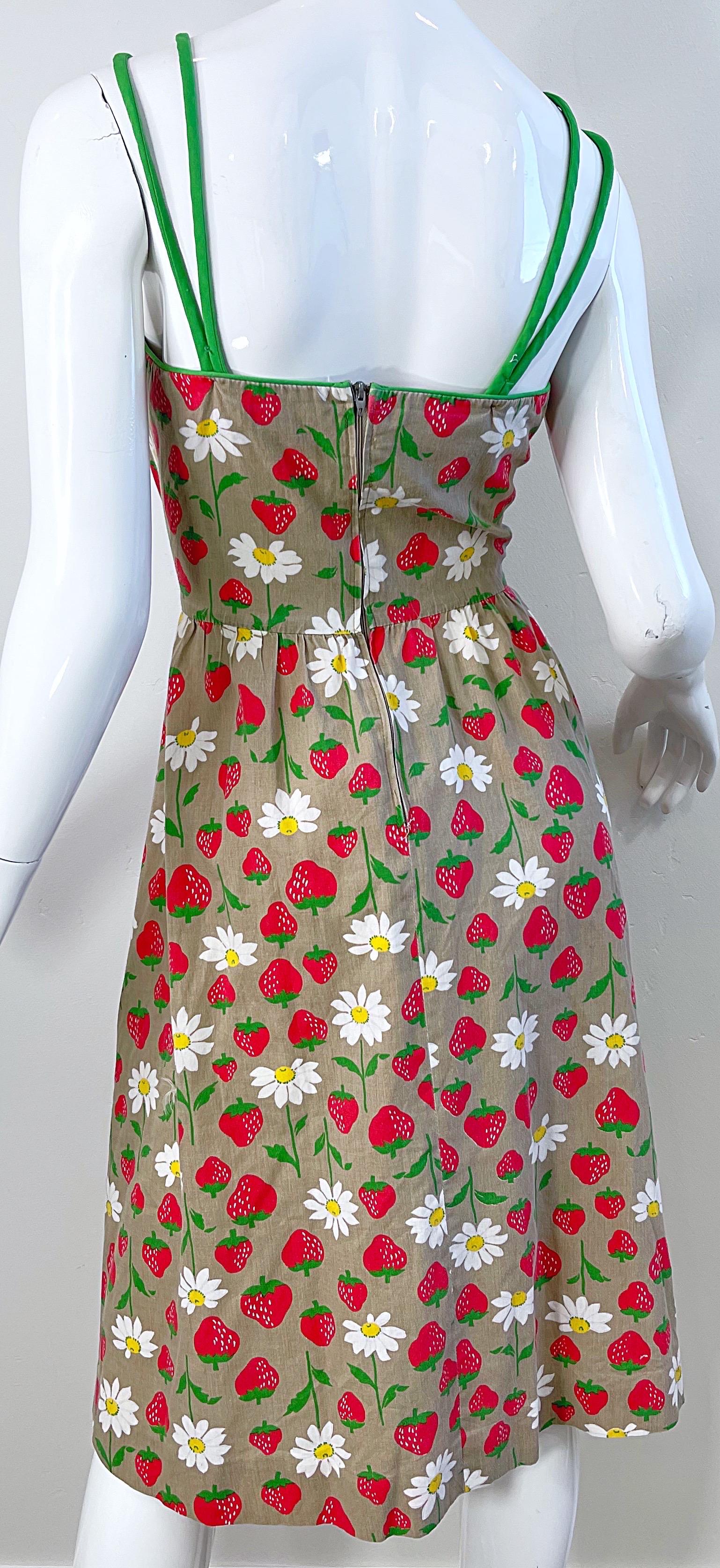 1970s Strawberry and Daisy Novelty Print Khaki Vintage 70s Cotton Sun Dress For Sale 2