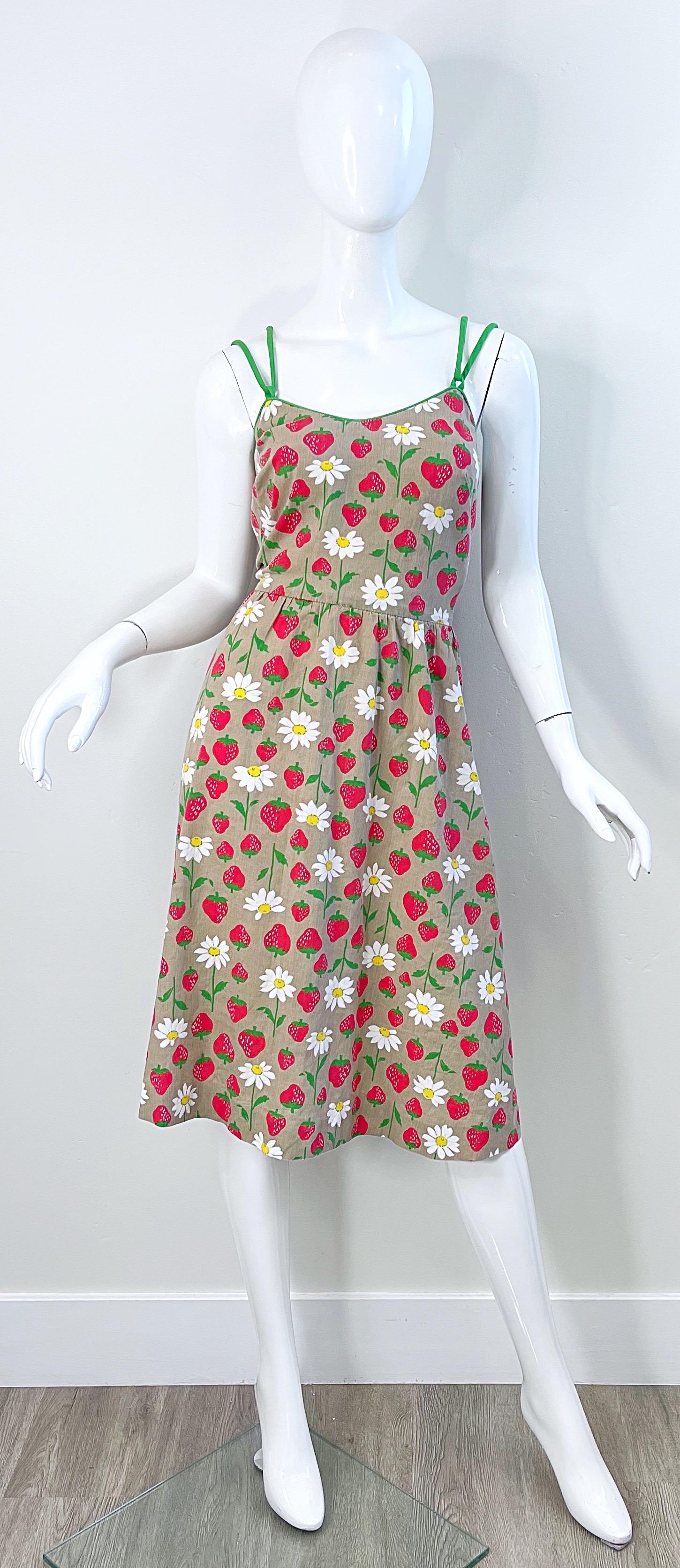 1970s Strawberry and Daisy Novelty Print Khaki Vintage 70s Cotton Sun Dress For Sale 3