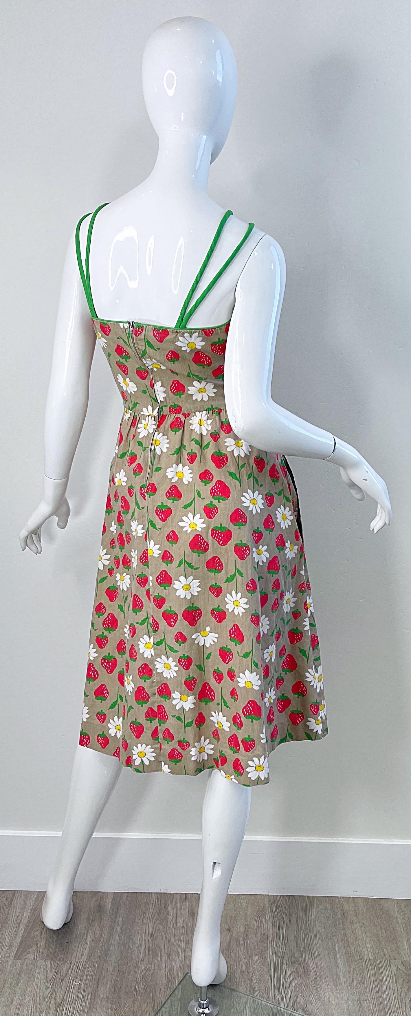 Robe de soleil en coton des années 70, imprimée sur des fraises et des marguerites, de couleur kaki. Excellent état - En vente à San Diego, CA