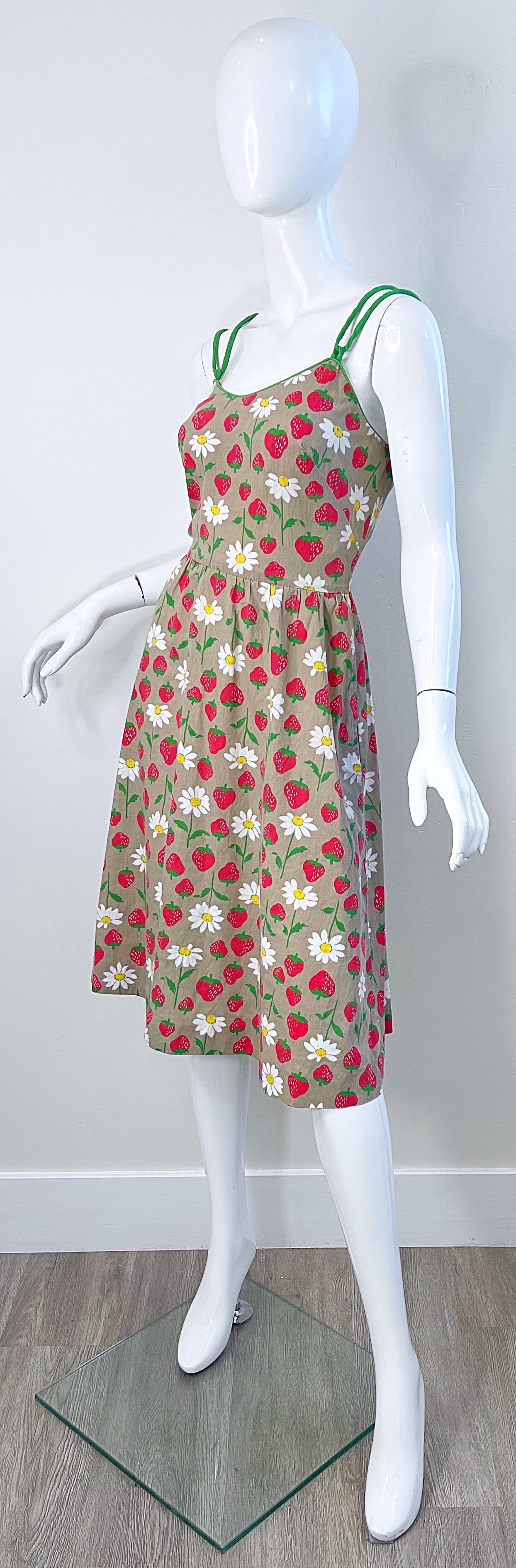 Robe de soleil en coton des années 70, imprimée sur des fraises et des marguerites, de couleur kaki. Pour femmes en vente