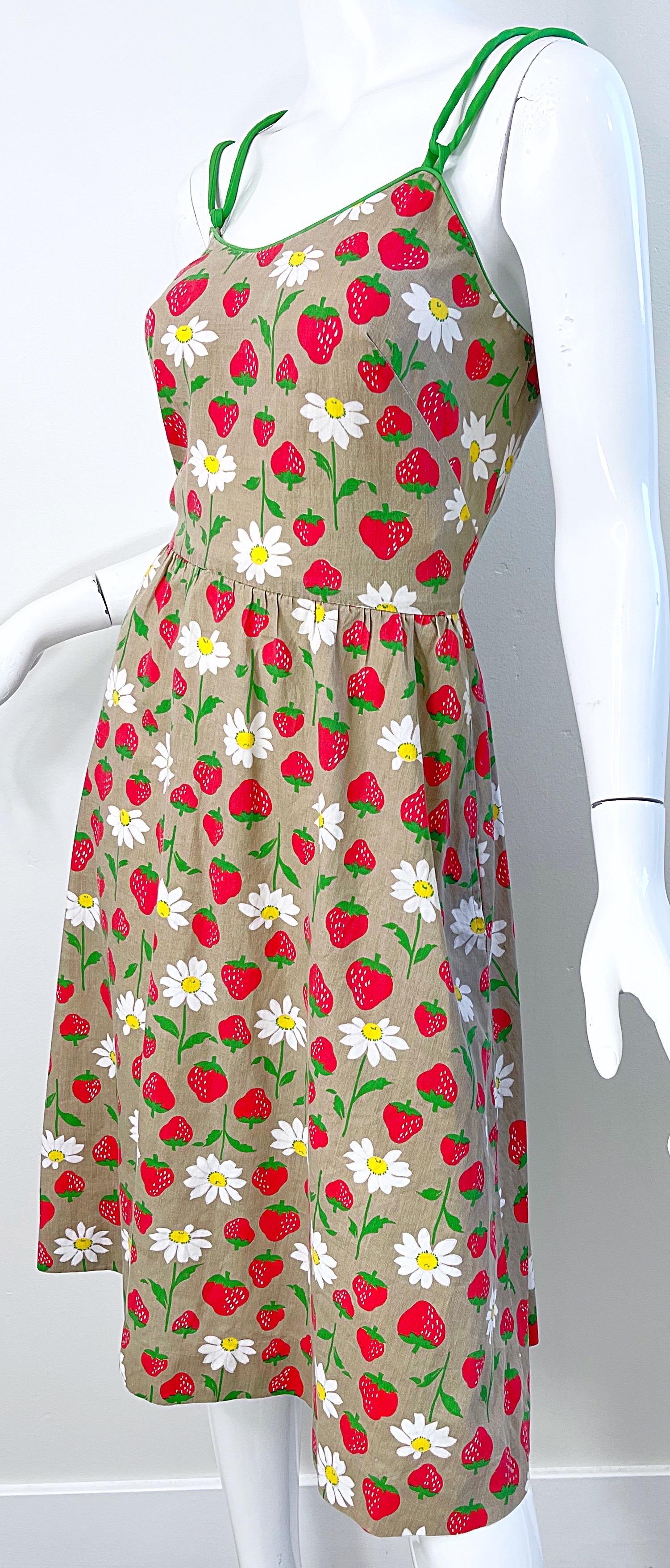 1970s Strawberry and Daisy Novelty Print Khaki Vintage 70s Cotton Sun Dress In Excellent Condition In San Diego, CA