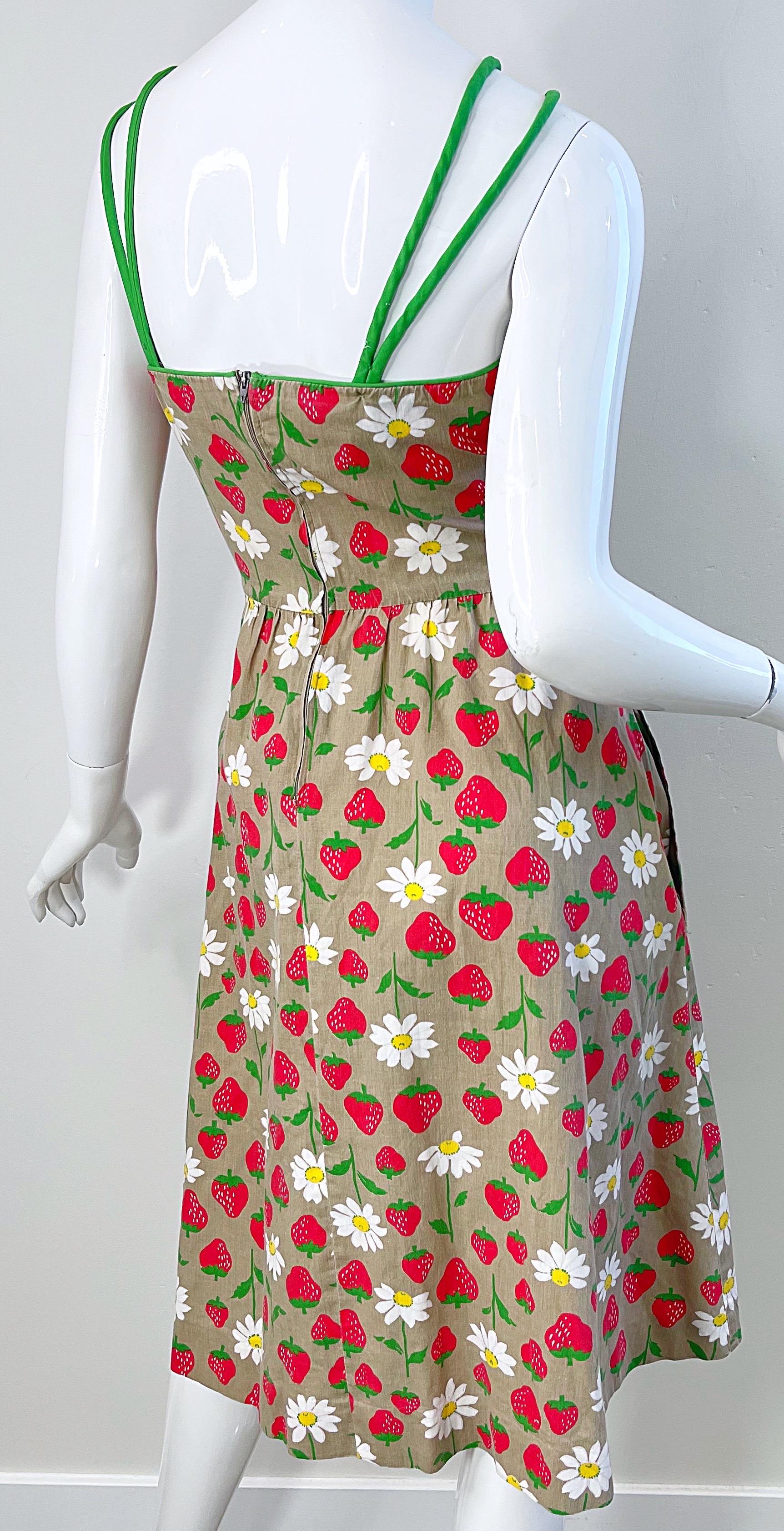 Women's 1970s Strawberry and Daisy Novelty Print Khaki Vintage 70s Cotton Sun Dress