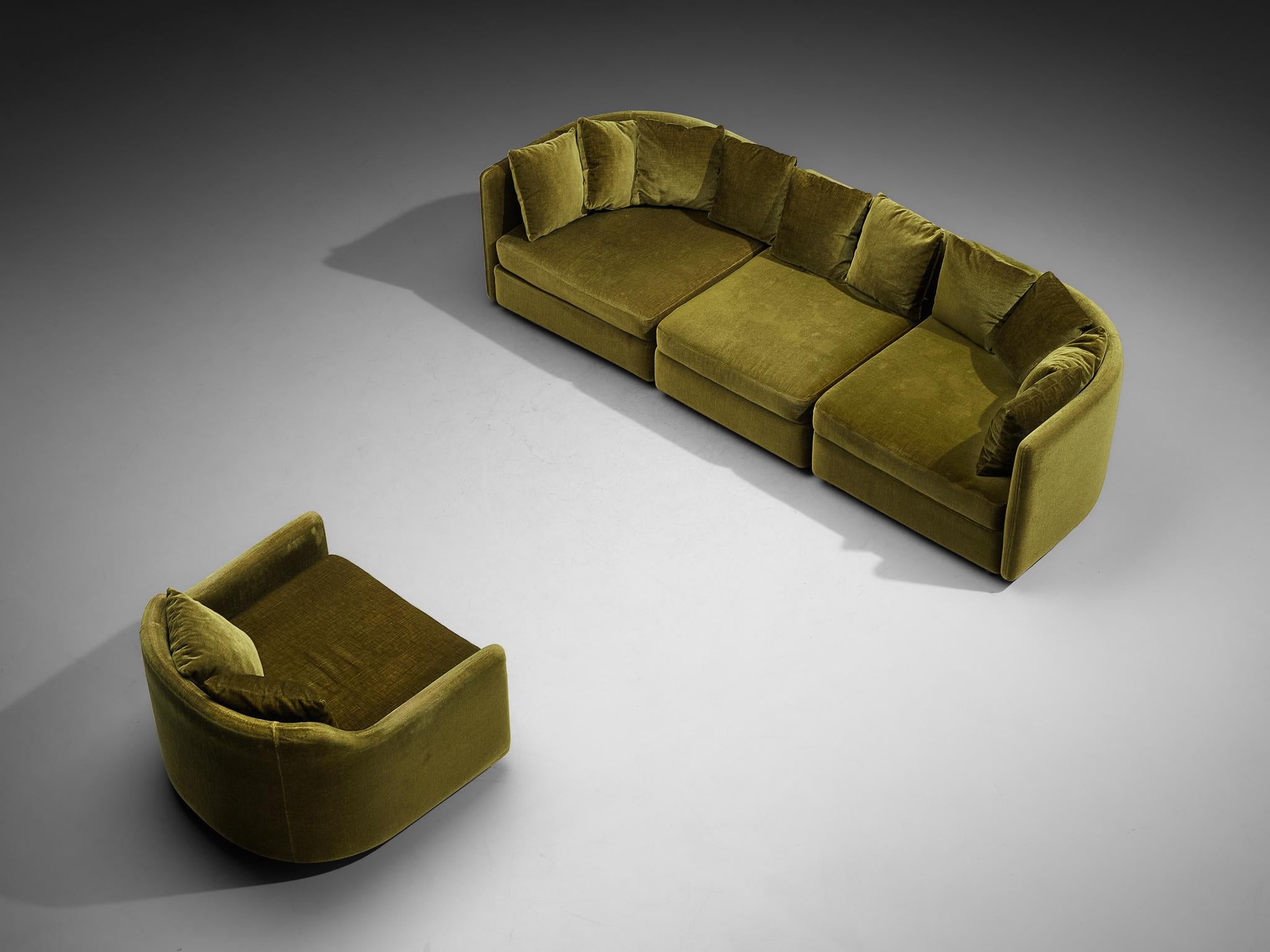 Sofá seccional y butaca de los años 70 en terciopelo verde oliva en venta 4