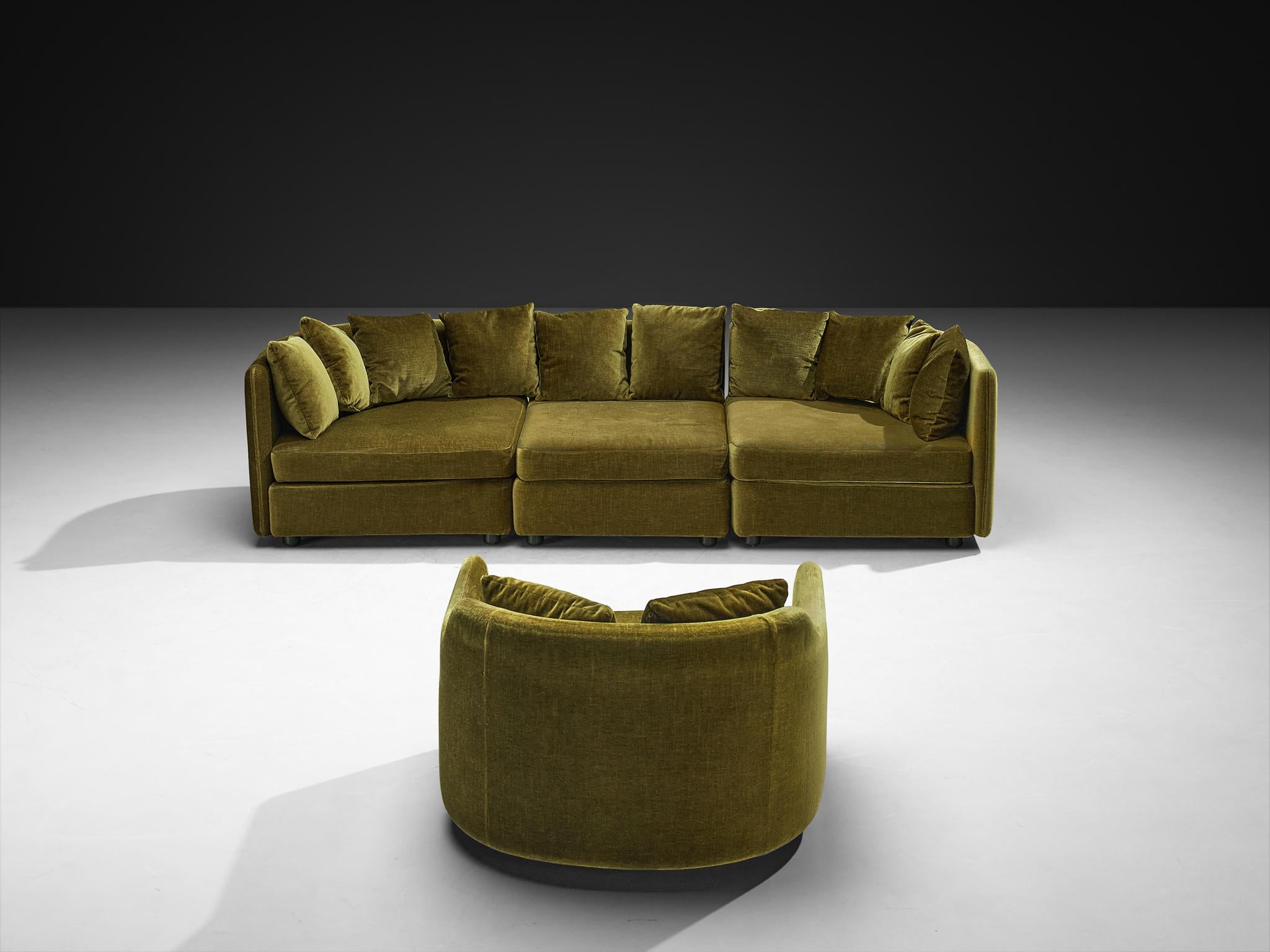 Sofá seccional y butaca de los años 70 en terciopelo verde oliva Terciopelo en venta