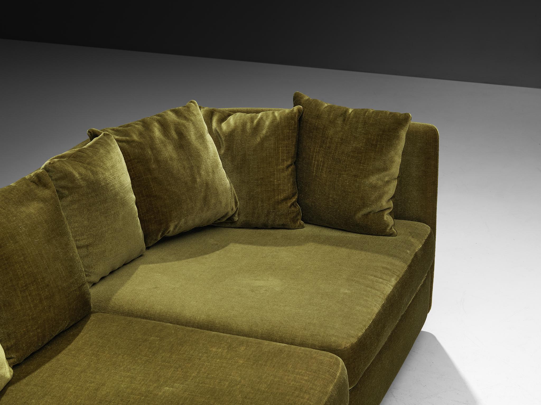 Divano componibile, velluto, Europa, anni '70

Ti presentiamo uno squisito set di divani componibili, composto da un pezzo normale e due angolari. Il design presenta curve filanti e forme geometriche precise, consentendo una collocazione flessibile