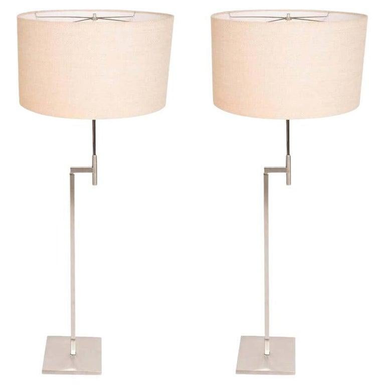1970 Paire de grands lampadaires modernes Laurel en nickel brossé fabriqués par Laurel Lamp Co USA.
Design télescopique réglable. Aucun abat-jour n'est inclus.
63 .75 point le plus haut et 43 point le plus bas. base 8.75 x 8.75
Nouveau cordon