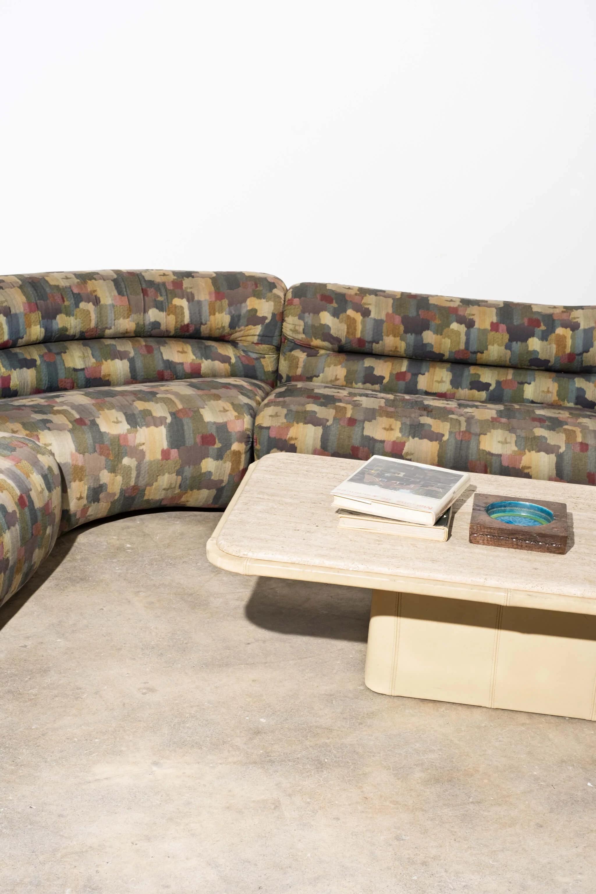 Ce méga-canapé italien de Titina Ammannati & Giampiero Vitelli, avec sa pièce centrale incurvée et ses larges sièges, est doté de sa tapisserie d'origine imprimée des années 1970. Le design italien de Comfort Meda, avec du confort et du style à