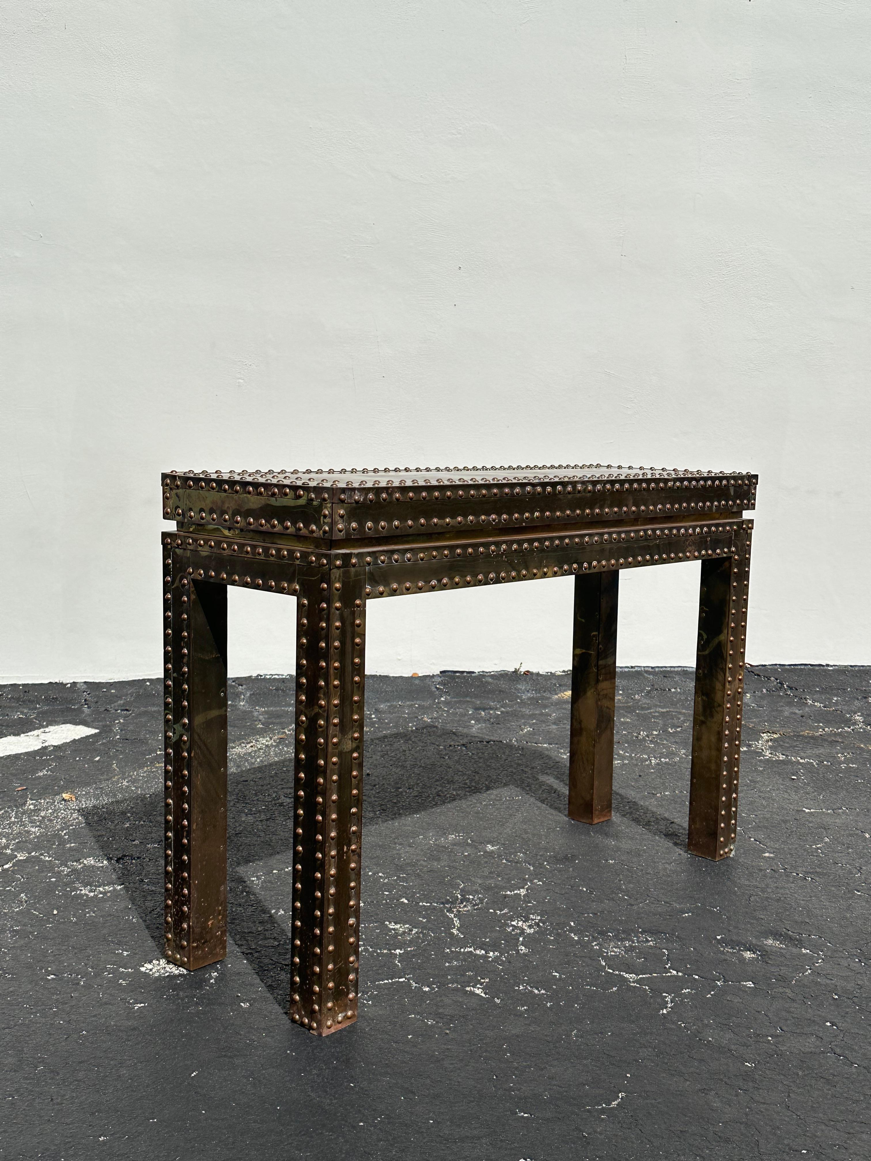 1970s Studded Aged Brass Parsons Console Table and Octagonal Mirror by Sarreid For Sale 4