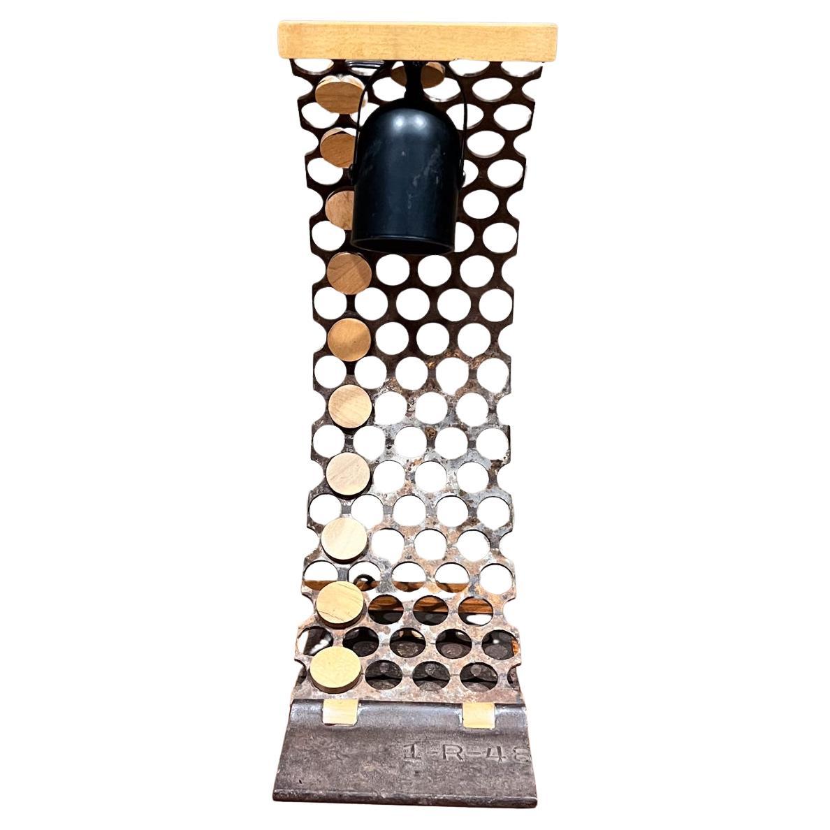 Lámpara industrial moderna de diseño único perforado
Lámpara de escritorio de hierro y madera con piezas eléctricas.
Posiblemente lámpara de escritorio Studio 1//1. 
17,5 alto x 6,25 ancho x 10 fondo
De segunda mano vintage sin restaurar
Consulta