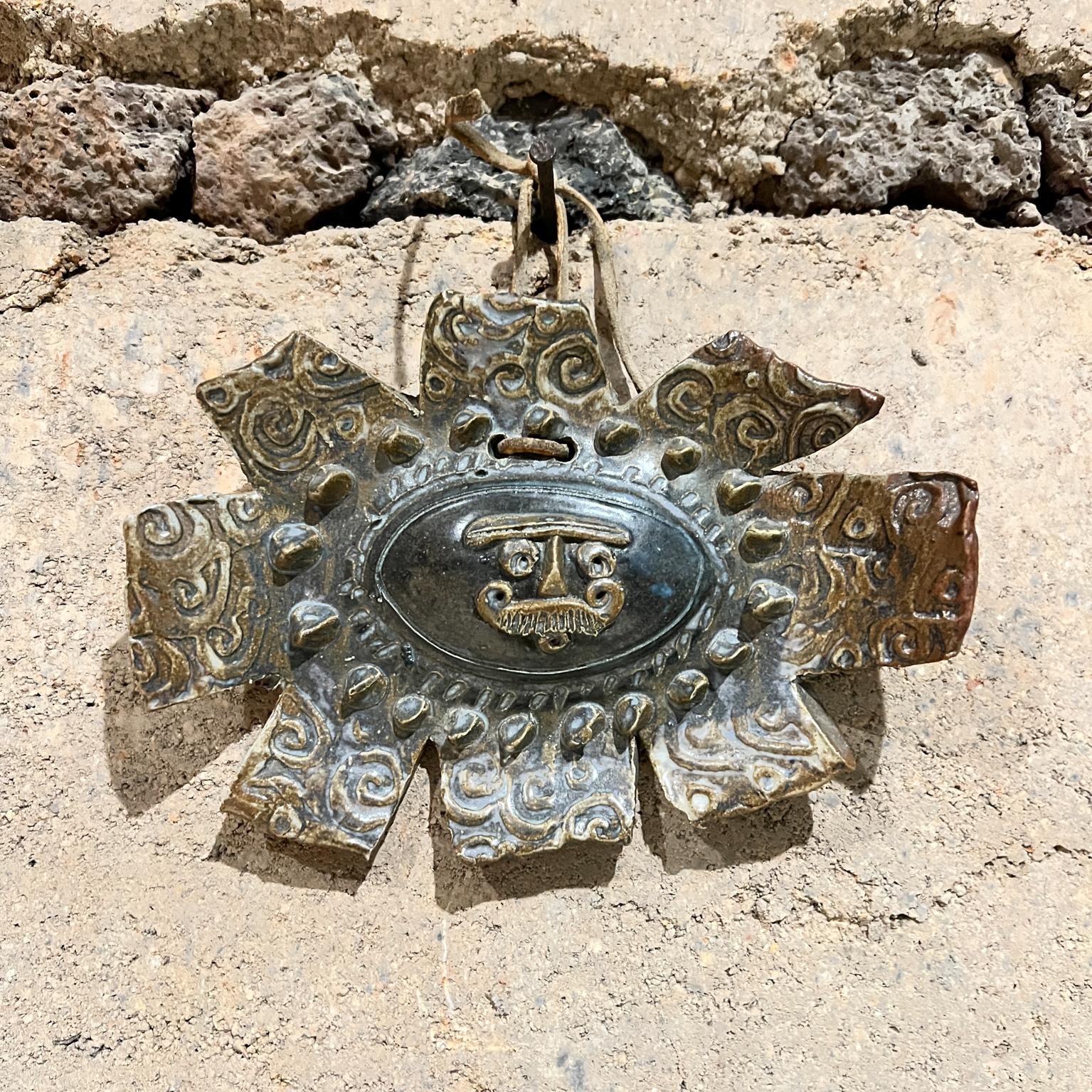 
1970er Jahre Handgefertigte sonnenförmige Töpferei
5 H x 7,38 B x 1,38 T
Dekorative hängende Wandkunst
Lederband befestigt
Unmarkiert
Gebrauchter Vintage-Zustand. Gute Qualität.
Siehe mitgelieferte Bilder