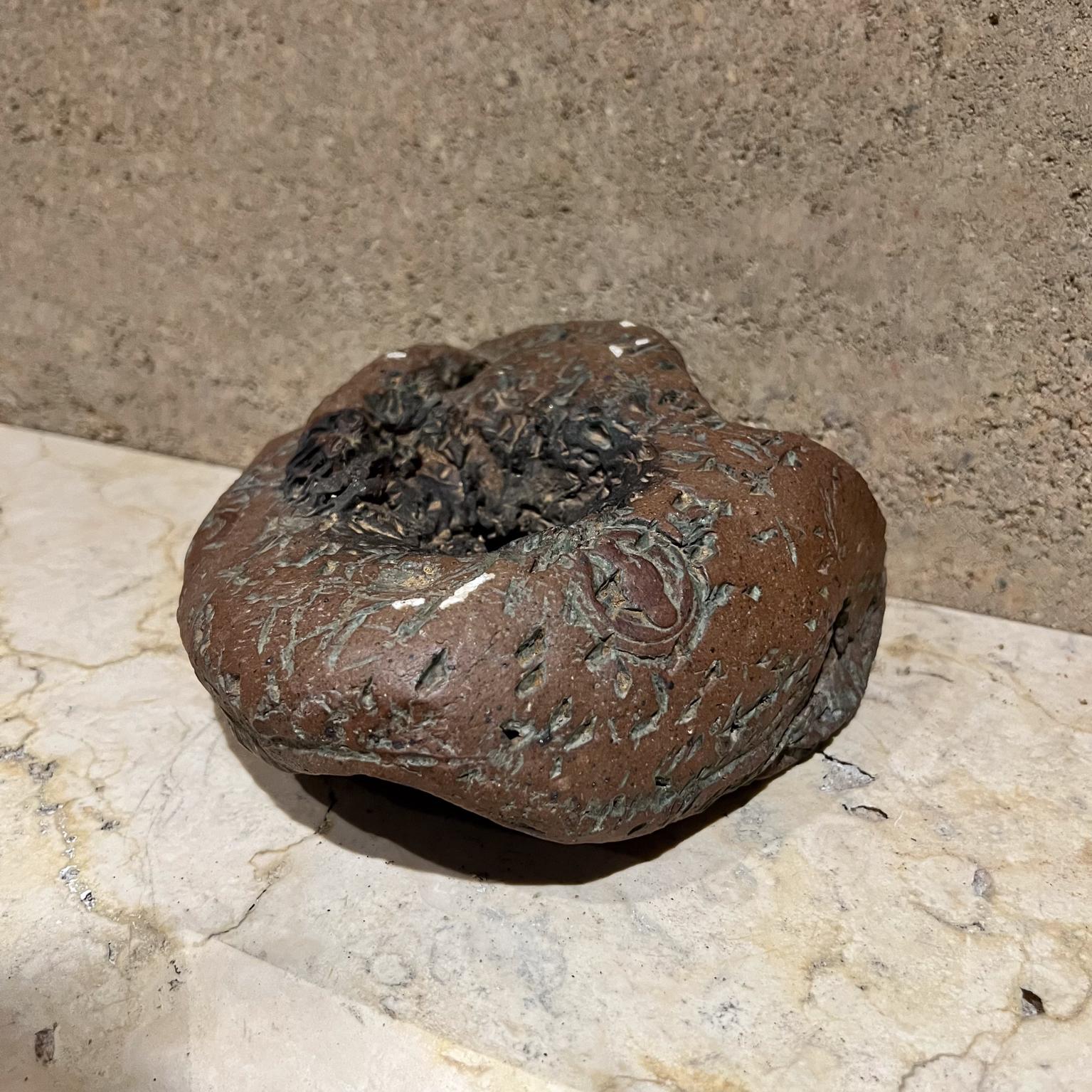 Studio Art Pottery Vaso astratto Scultura
3,13 H. x 7,5 L. x 7 D.
Condizioni vintage originali usate
Vedere le immagini fornite.