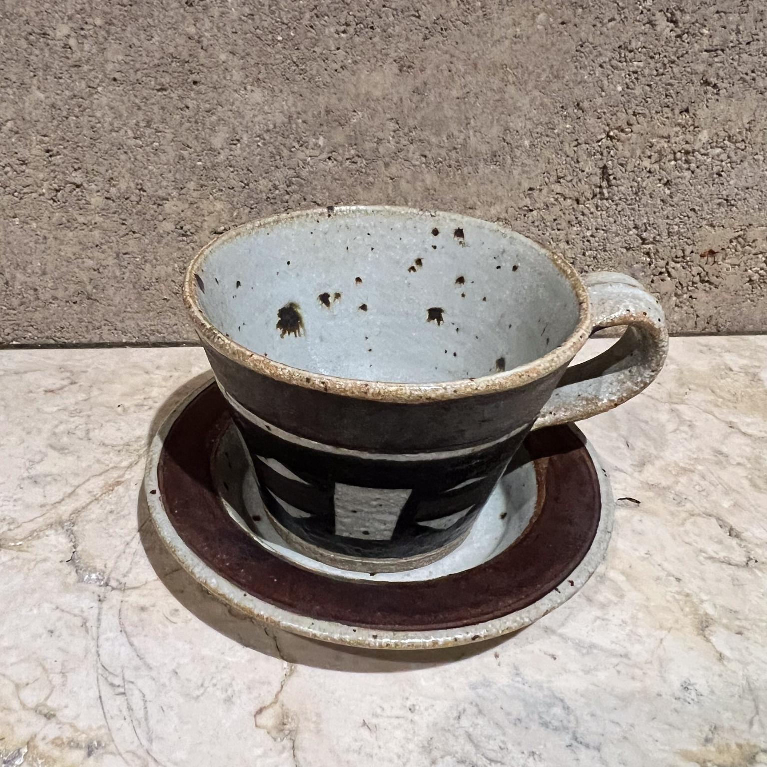 Mid-Century Modern Tasse à café et soucoupe en grès Studio Art Pottery des années 1970 en vente