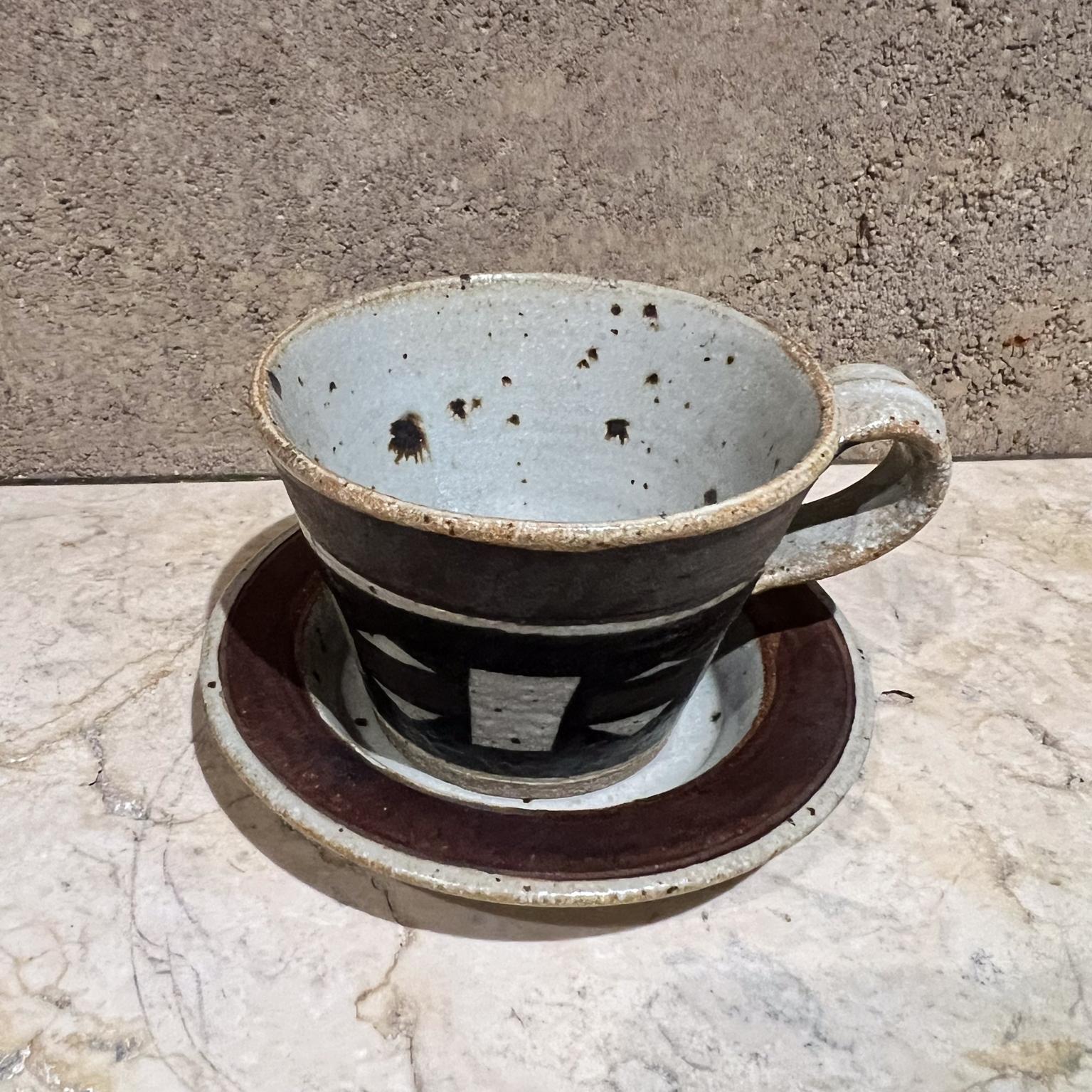 Américain Tasse à café et soucoupe en grès Studio Art Pottery des années 1970 en vente