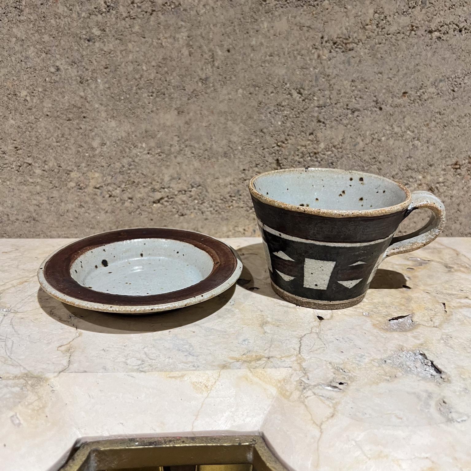 Tasse à café et soucoupe en grès Studio Art Pottery des années 1970 Bon état - En vente à Chula Vista, CA