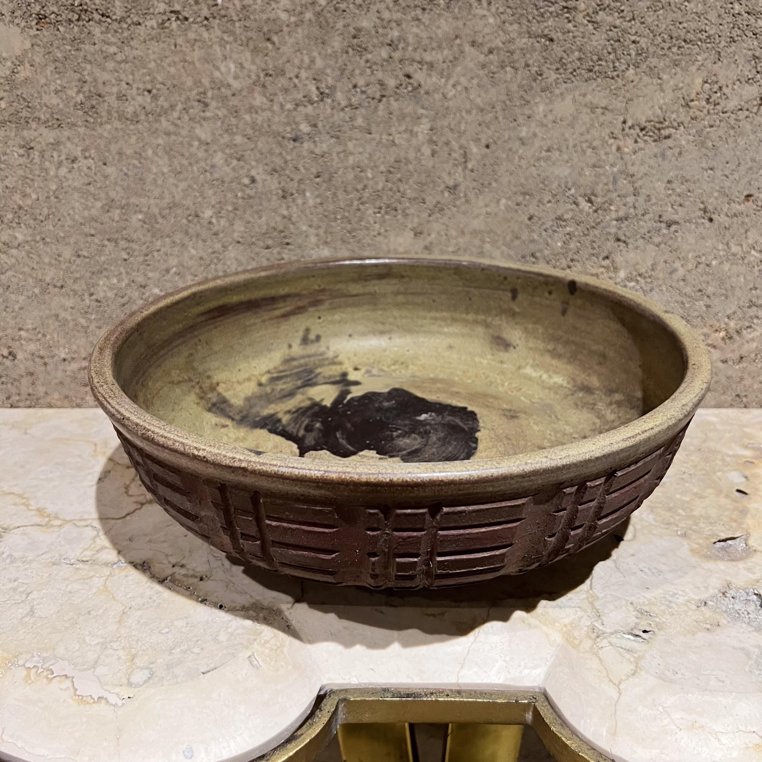 Bol moderne texturé de Studio Art Pottery
3,75 x 11 diamètre
dans le style de la poterie architecturale
État vintage d'occasion
Voir toutes les images