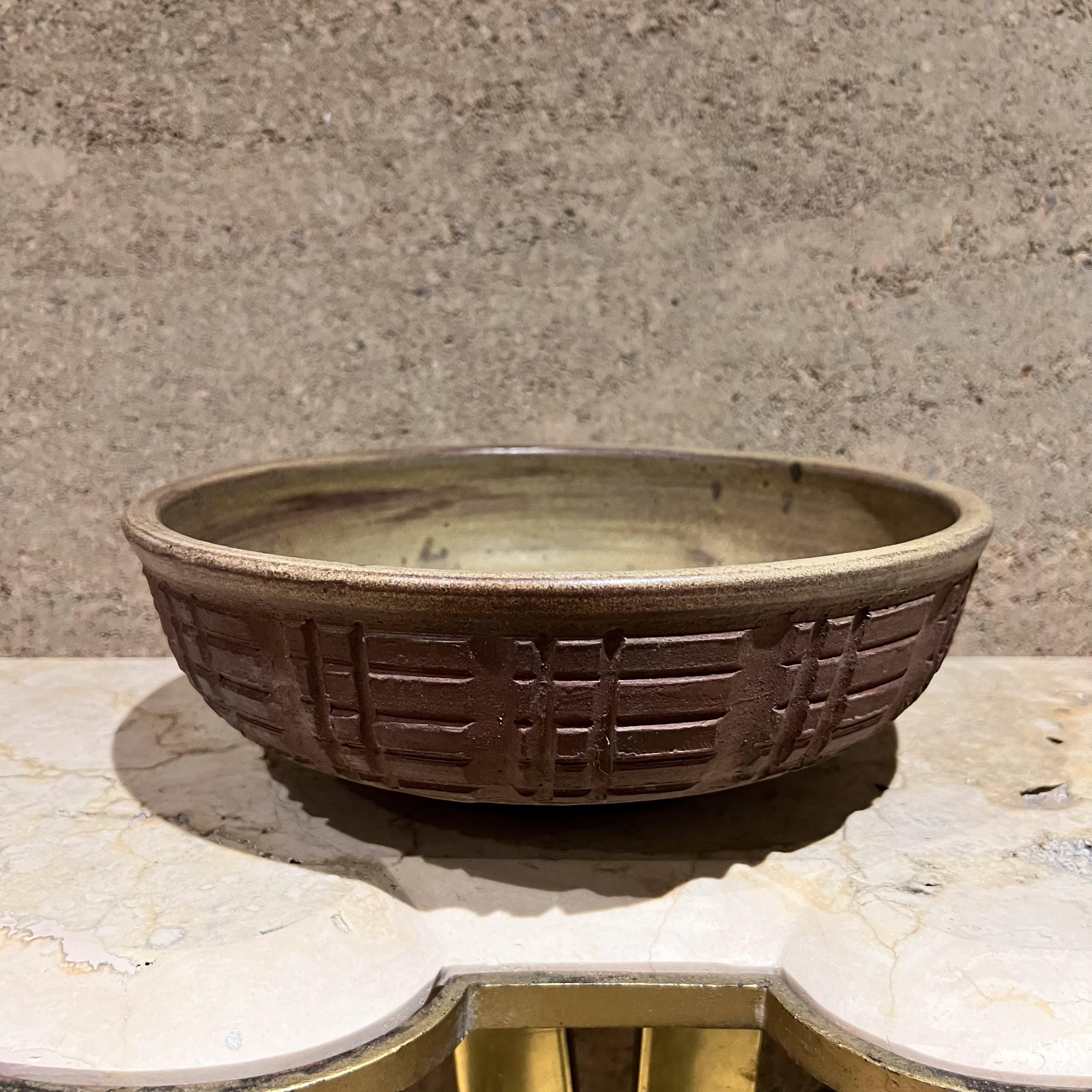 Bol texturé moderne de Studio Art Pottery des années 1970 Bon état - En vente à Chula Vista, CA