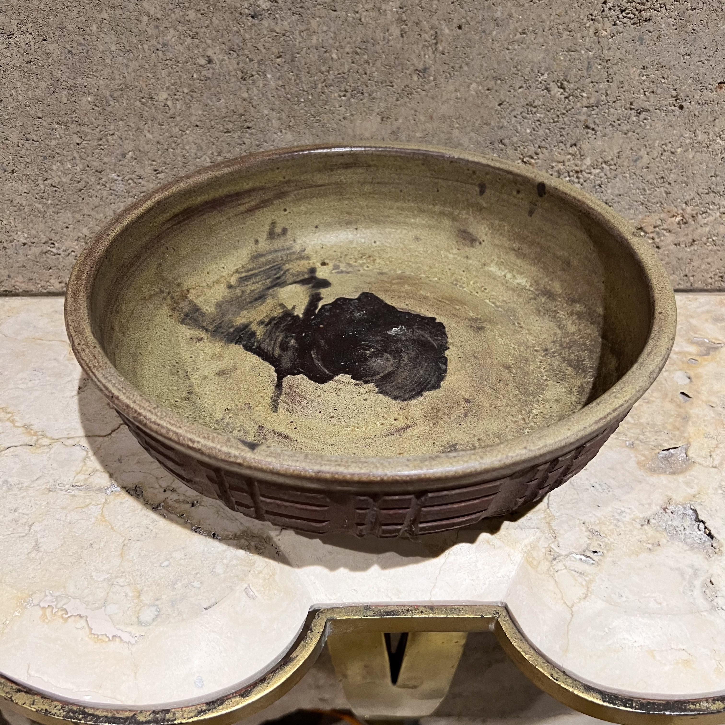 20ième siècle Bol texturé moderne de Studio Art Pottery des années 1970 en vente