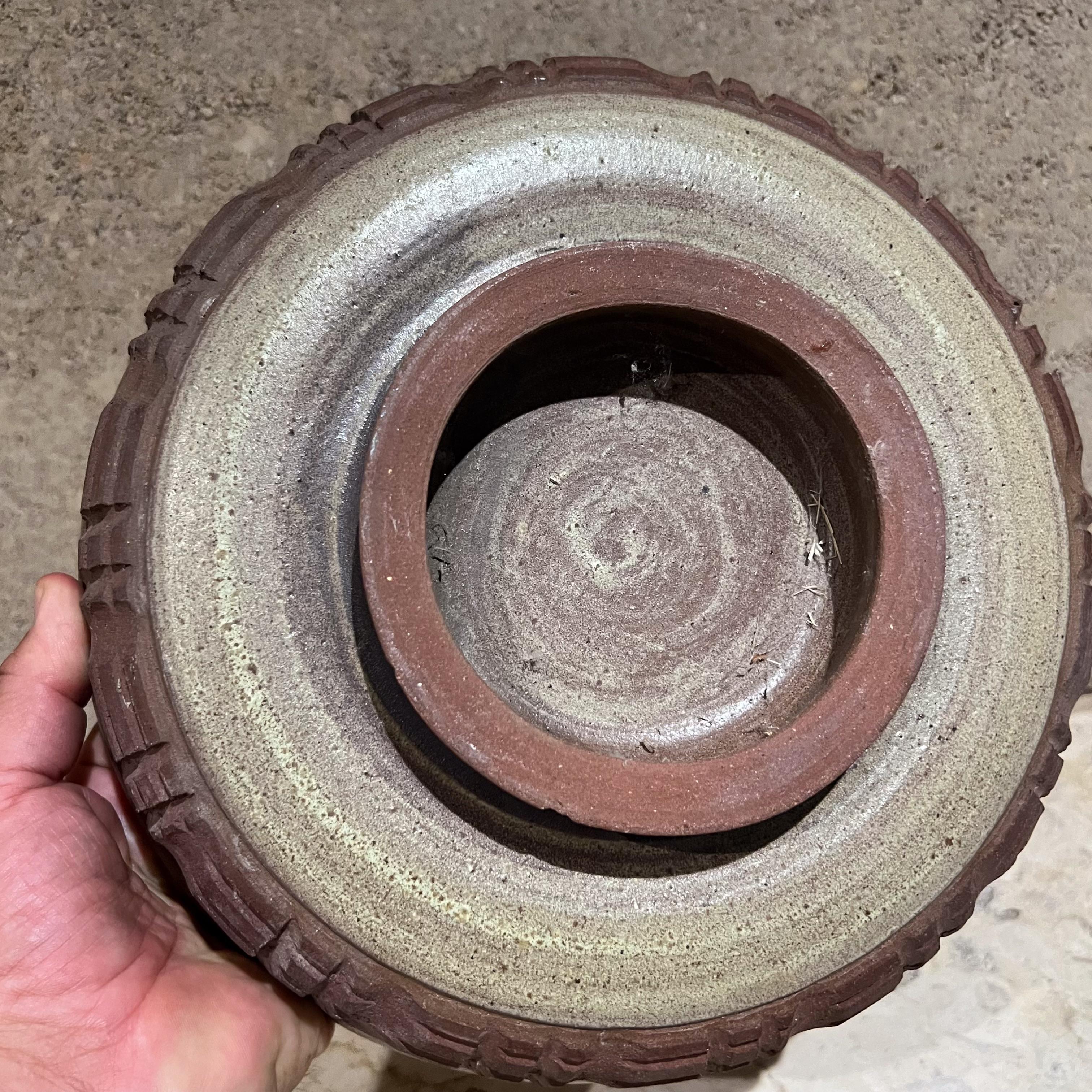 Bol texturé moderne de Studio Art Pottery des années 1970 en vente 1