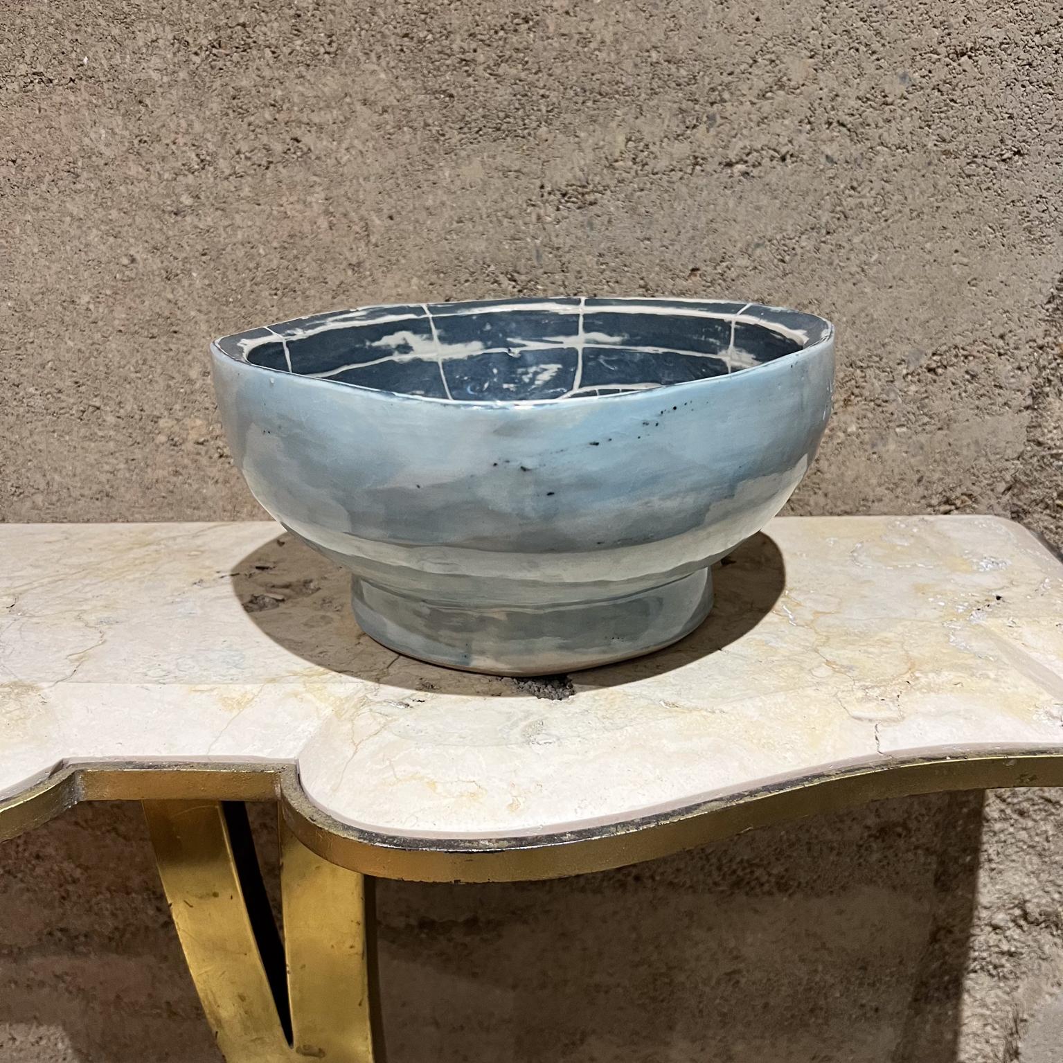 Art Pottery Modernist Blue Bowl
4,75 h x 9,5 diamètre
Original vintage
Se référer aux images listées