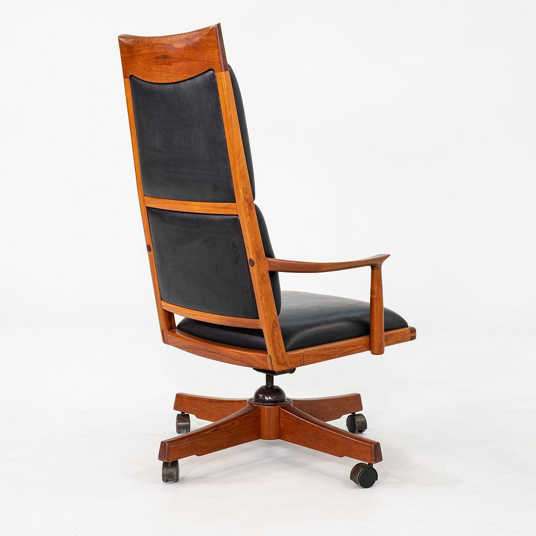 1970 Studio A Crafted Executive Desk Chair by John Nyquist in Teak with Leather (Chaise de bureau en teck et cuir) Bon état - En vente à Philadelphia, PA