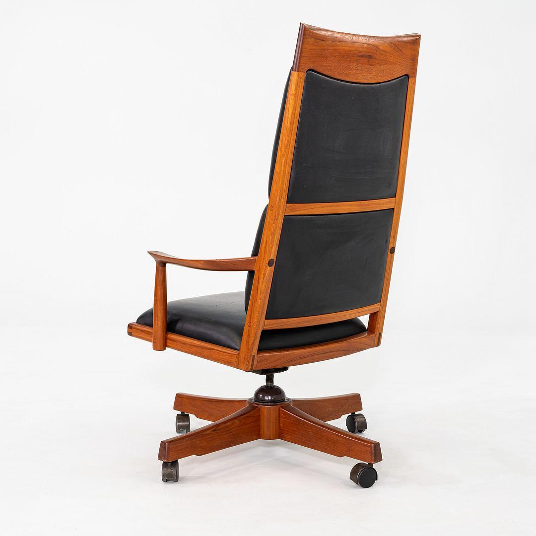 Cuir 1970 Studio A Crafted Executive Desk Chair by John Nyquist in Teak with Leather (Chaise de bureau en teck et cuir) en vente
