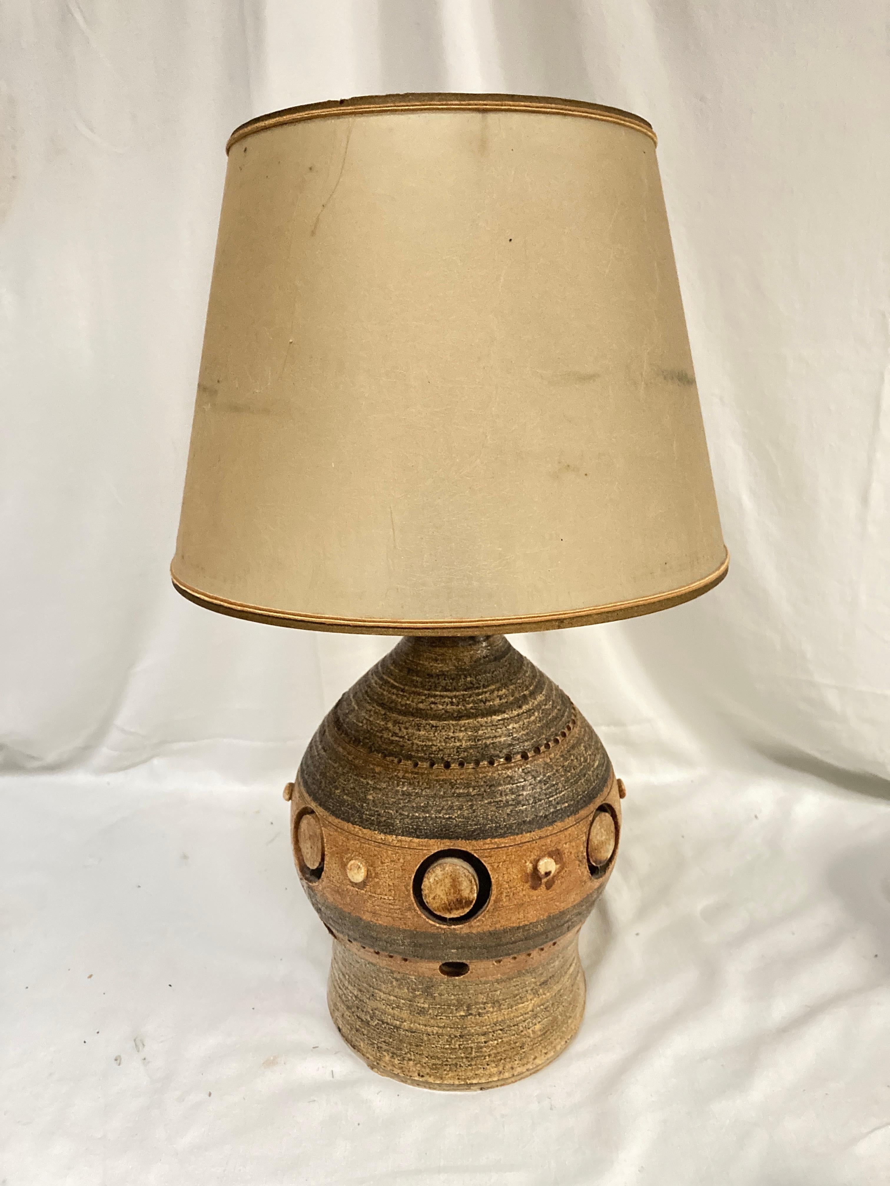 Lámpara de cerámica Studio Pottery de los años 70, de Georges Pelletier
Dimensiones indicadas sin sombra
No incluye sombra
Fabricado en Francia