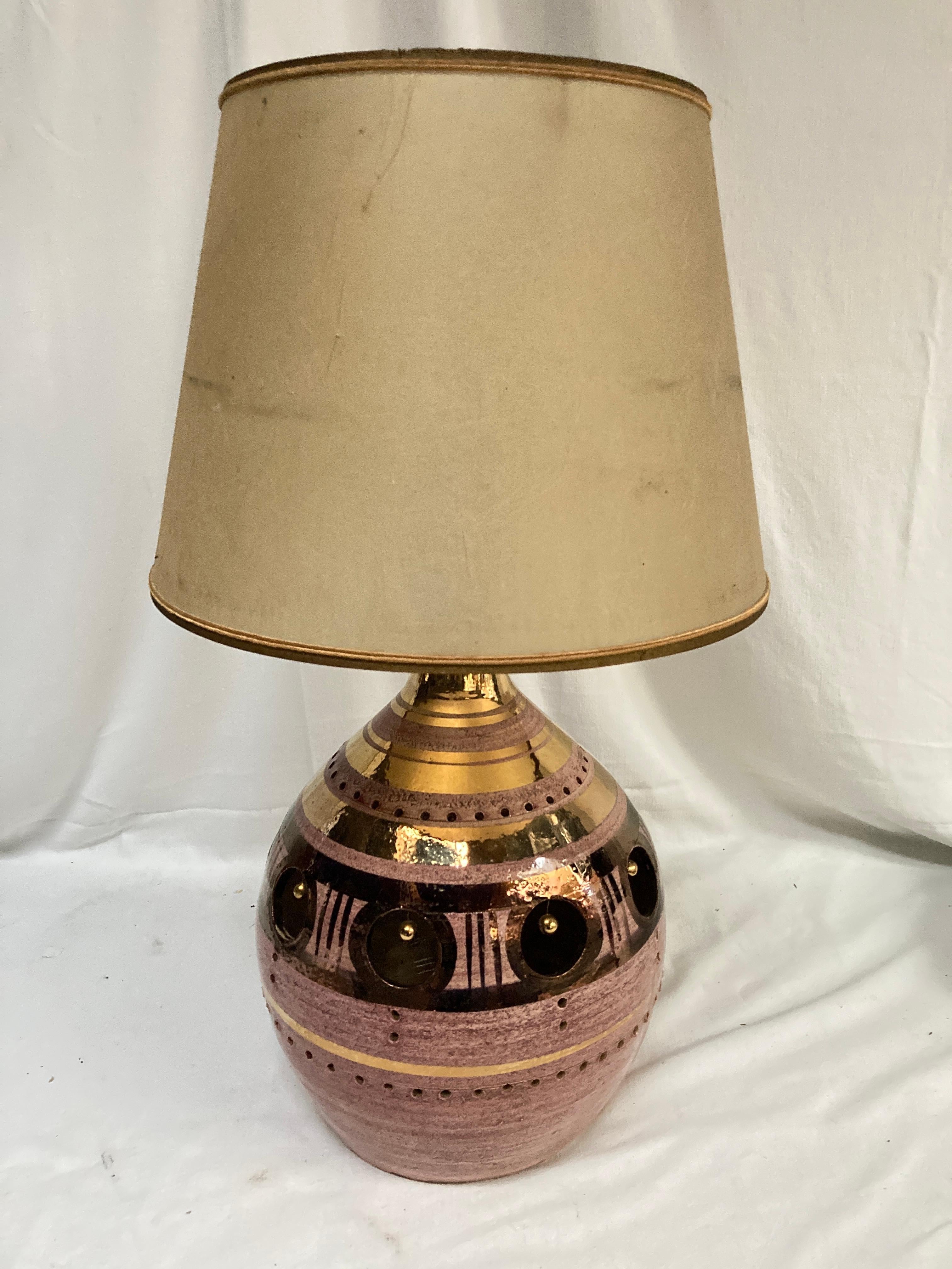 Lámpara de cerámica Studio Pottery de 1970 
Diseñado por Georges Pelletier
Dimensiones indicadas sin sombra
No incluye sombra
Doble luz / Una dentro una fuera
