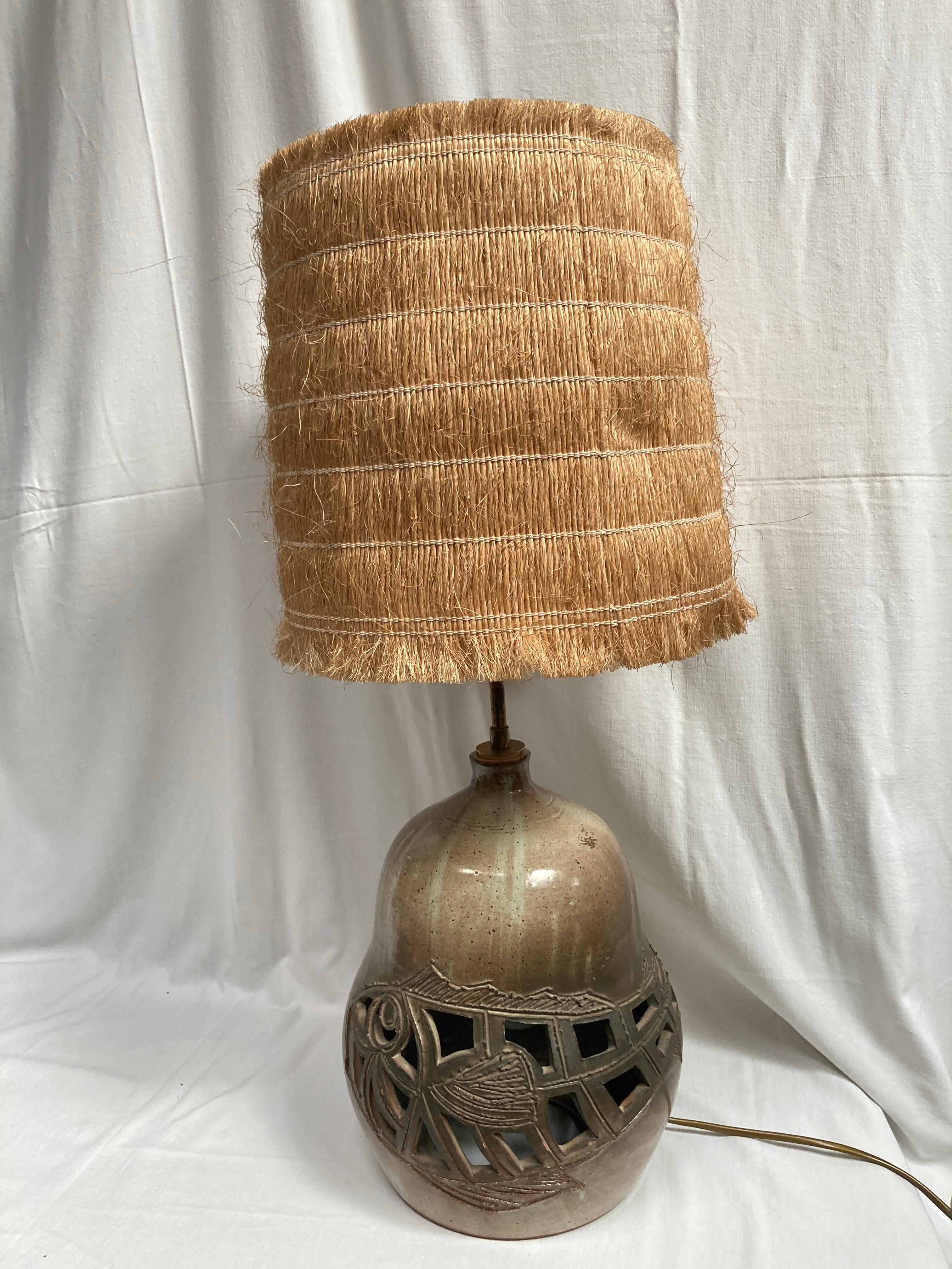 Lámpara de cerámica Studio Pottery de 1970
Con bombillas dentro y fuera
Decoración con un pez estilizado
Francia