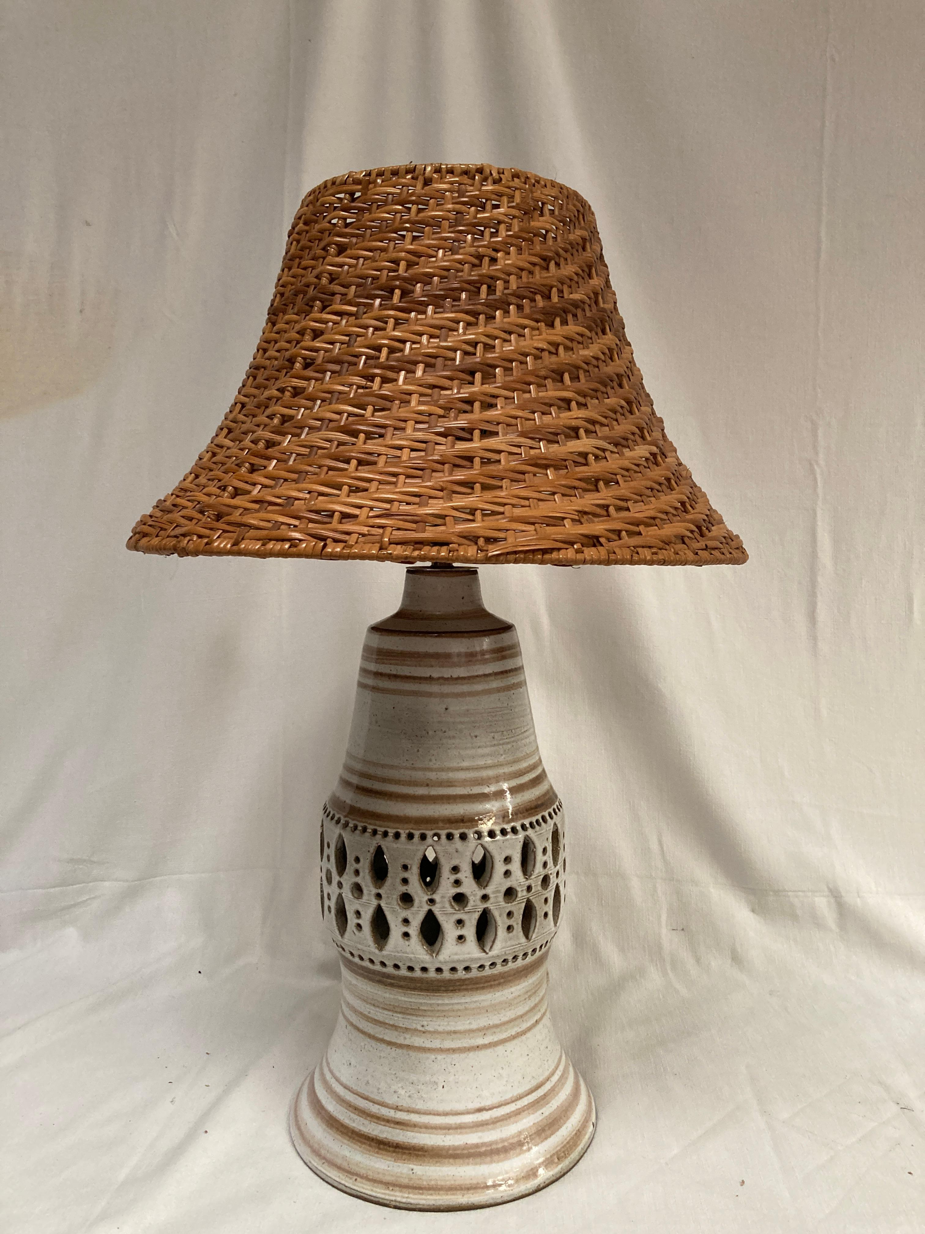 Lámpara de sobremesa de cerámica Studio Pottery de 1970 atribuida a Georges Pelletier
Francia
Dimensiones indicadas sin sombra
No incluye sombra
2 bombillas, una dentro y otra fuera