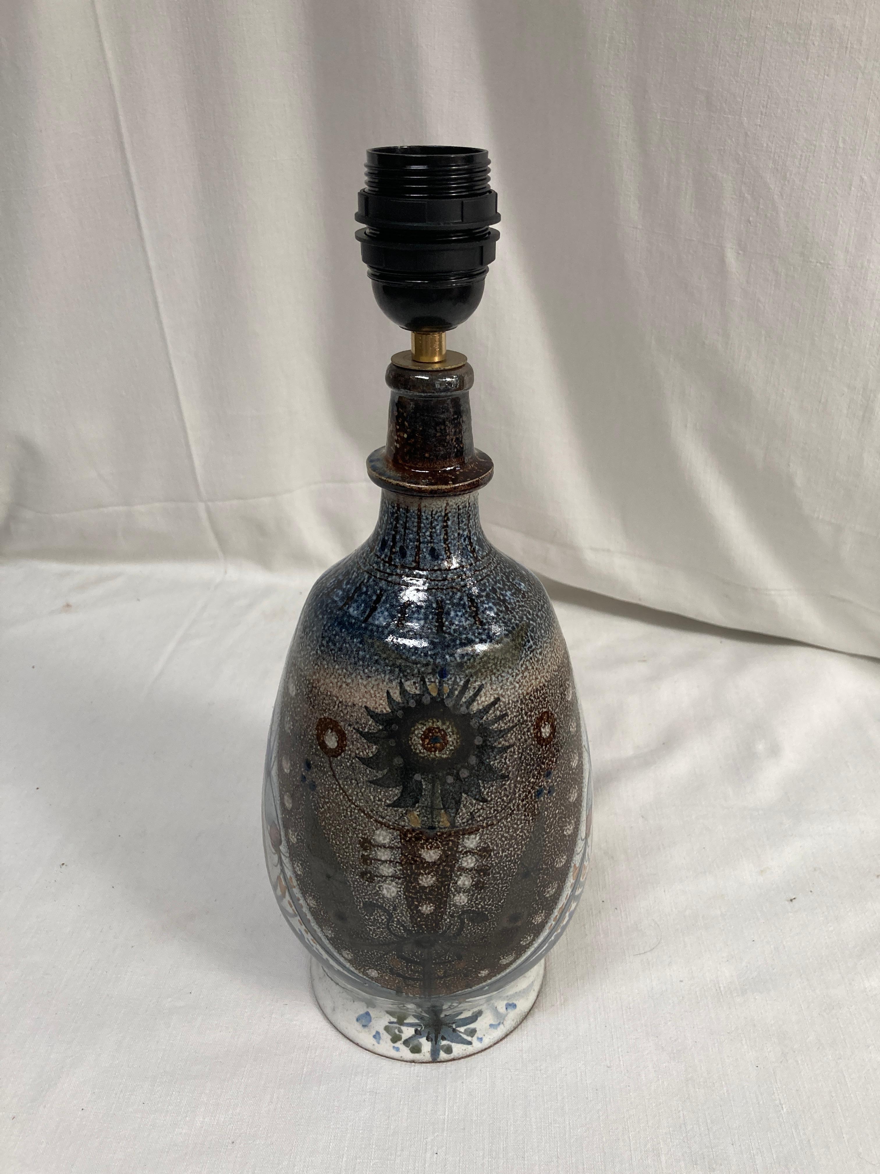 Lámpara de cerámica Studio Pottery de 1970
Firmado
Dimensiones indicadas sin sombra
No incluye sombra
Recién recableado