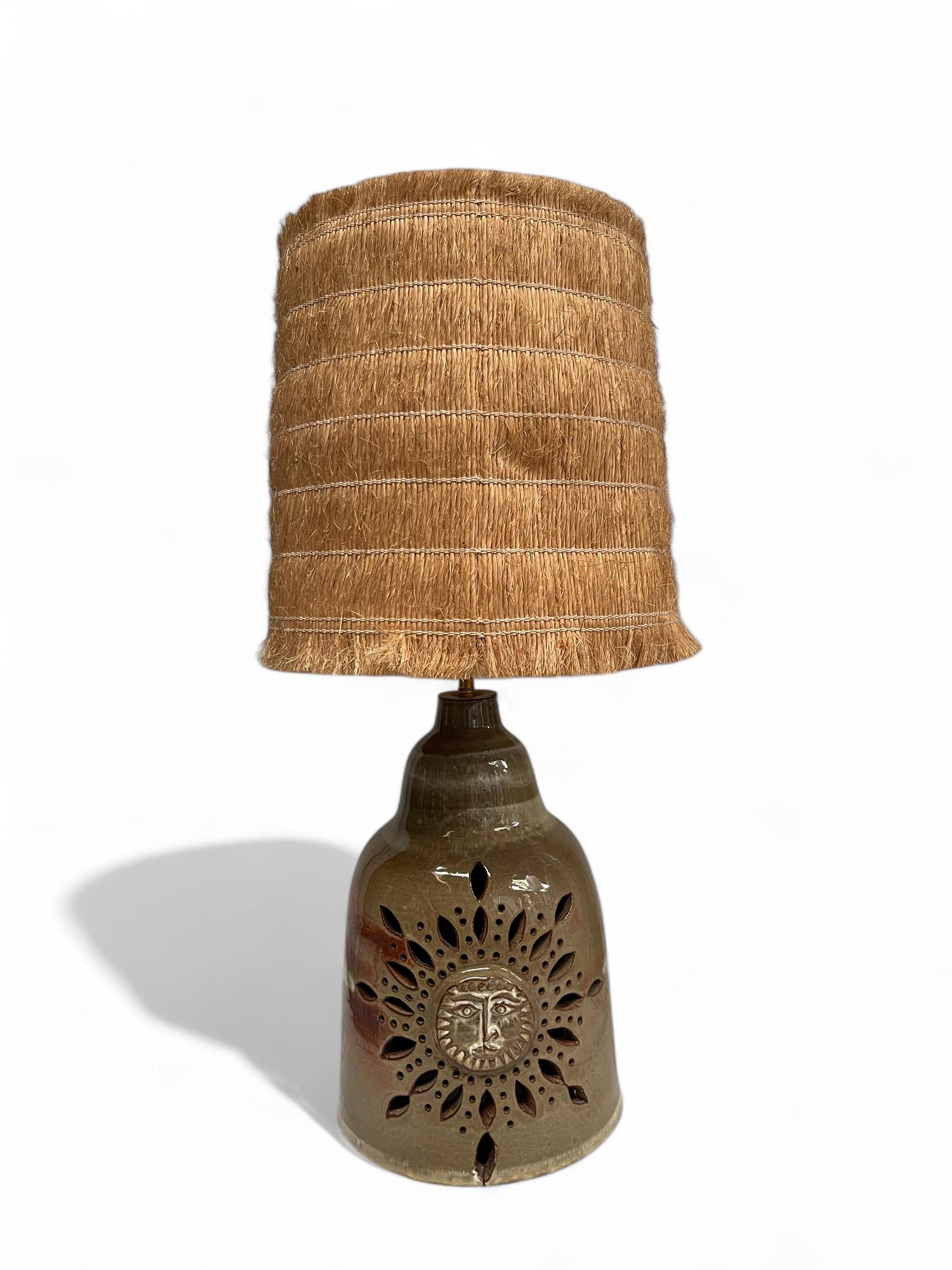 Lámpara de cerámica Studio Pottery de 1970 de Georges Pelletier
Raro modelo sunburst
Doble luz exterior e interior
Dimensiones indicadas con pantalla / Sin pantalla incluida
Recién recableado