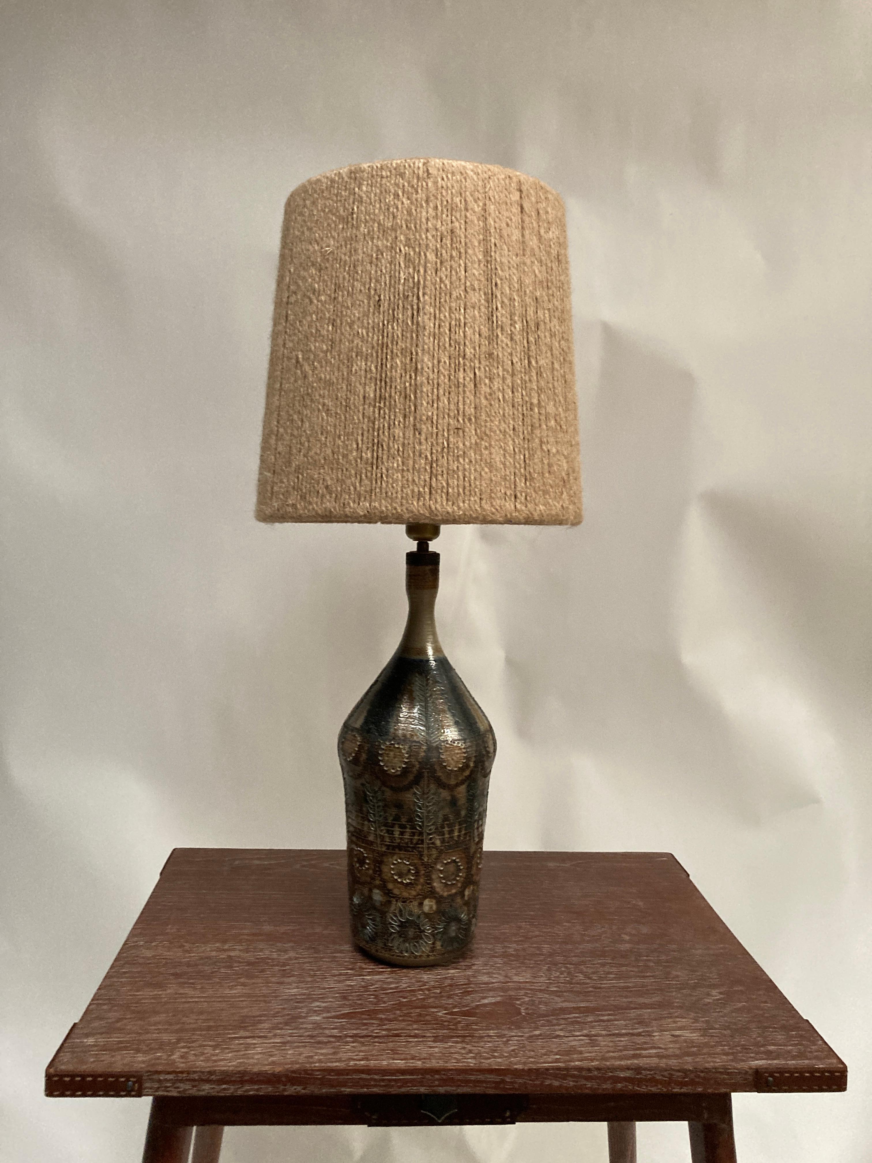 Einzigartige Studio-Keramiklampe 
Handgemacht 
Maße ohne Schirm angegeben
Kein Schatten enthalten