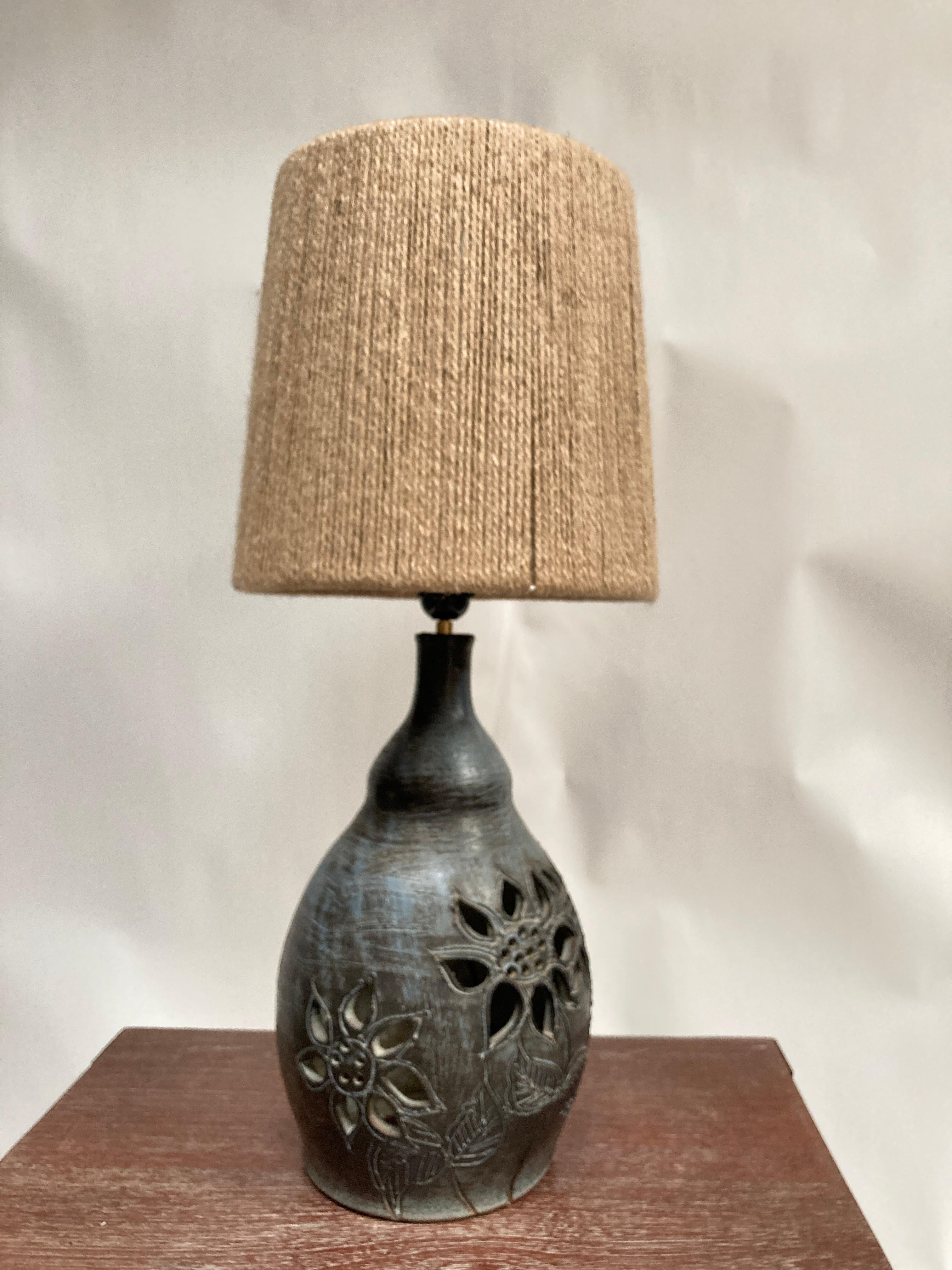 Sehr schön Ein von einer Art Studio Töpferei Keramik Lampe 
Zwei Lichter, eines innen, eines außen
Unterzeichnet, befindet sich
Maße ohne Schirm angegeben
Kein Schatten enthalten