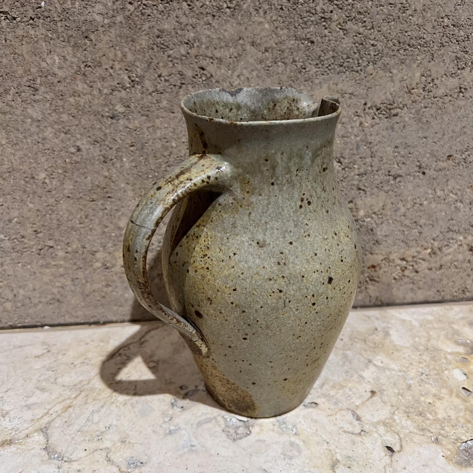Brocca in gres scultoreo di Studio Pottery degli anni '70
7,75 H. x 6,25 L. x 4,75 D.
Originale d'epoca, si prega di notare che è presente una scheggiatura.
Fai riferimento a tutte le immagini