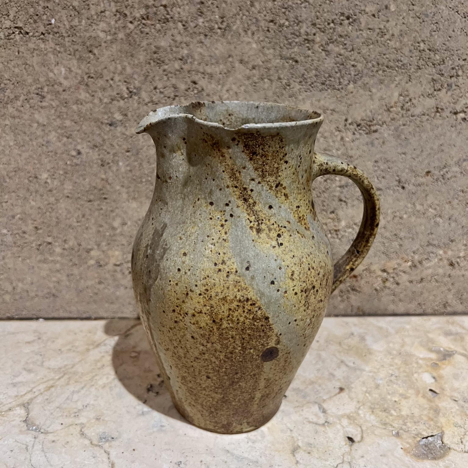 Terracotta Brocca in gres scultoreo di Studio Pottery degli anni '70 in vendita